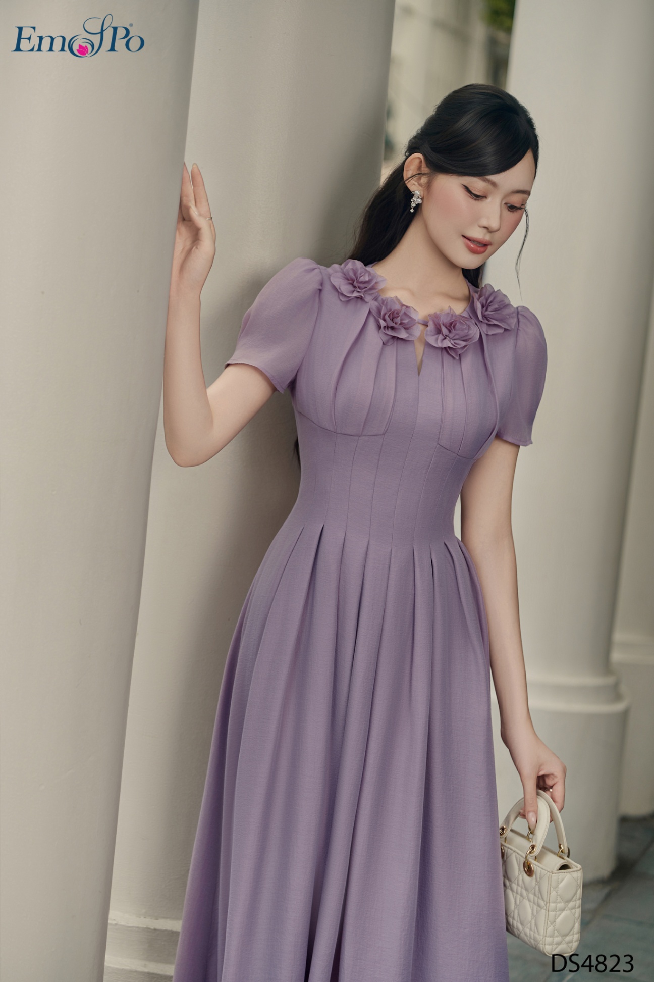 Đầm xòe, can eo cao, xếp ly,cổ tròn đính hoa