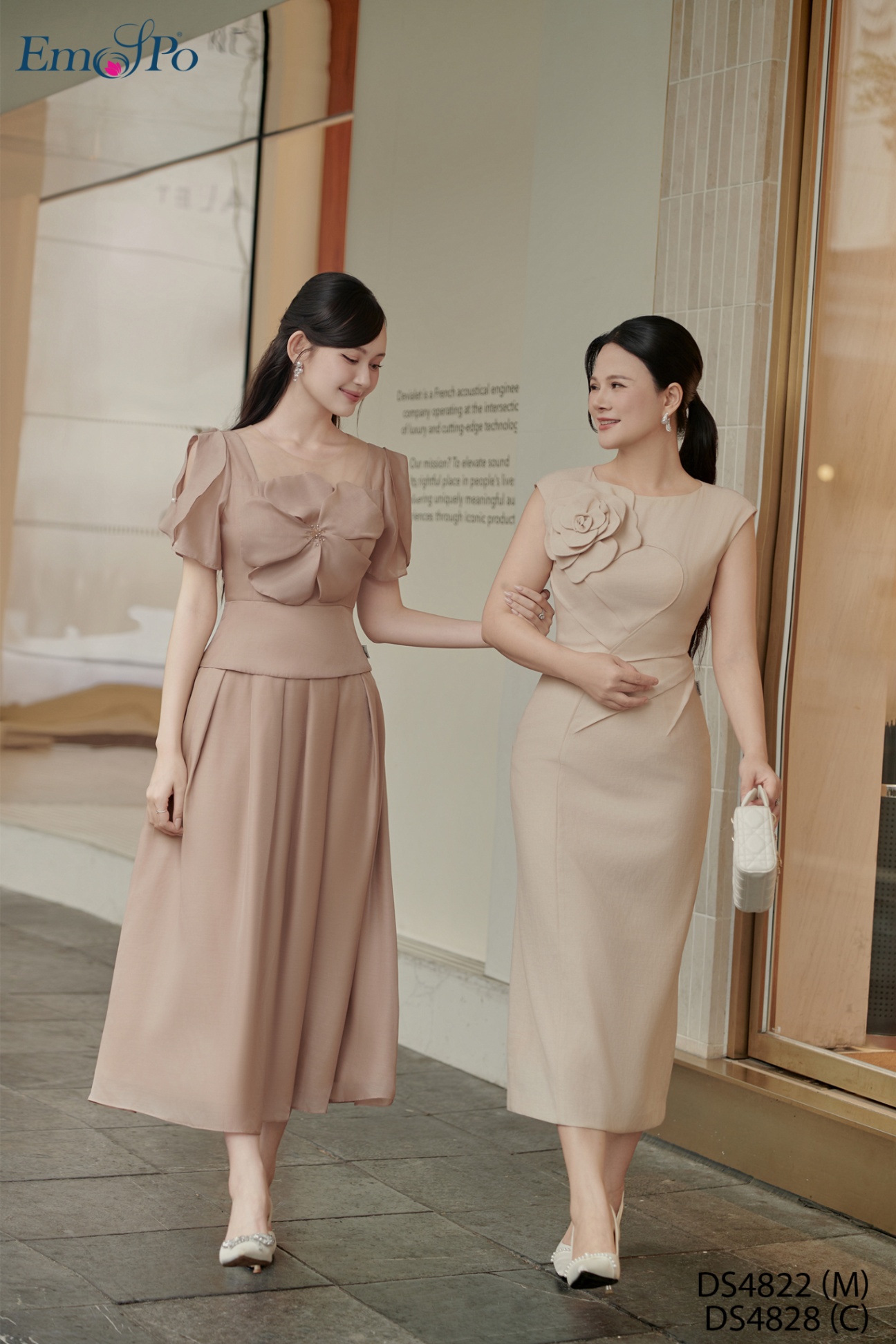 Đầm xòe dáng peplum, cổ vuông phối lưới, đính hoa bản to trước ngực