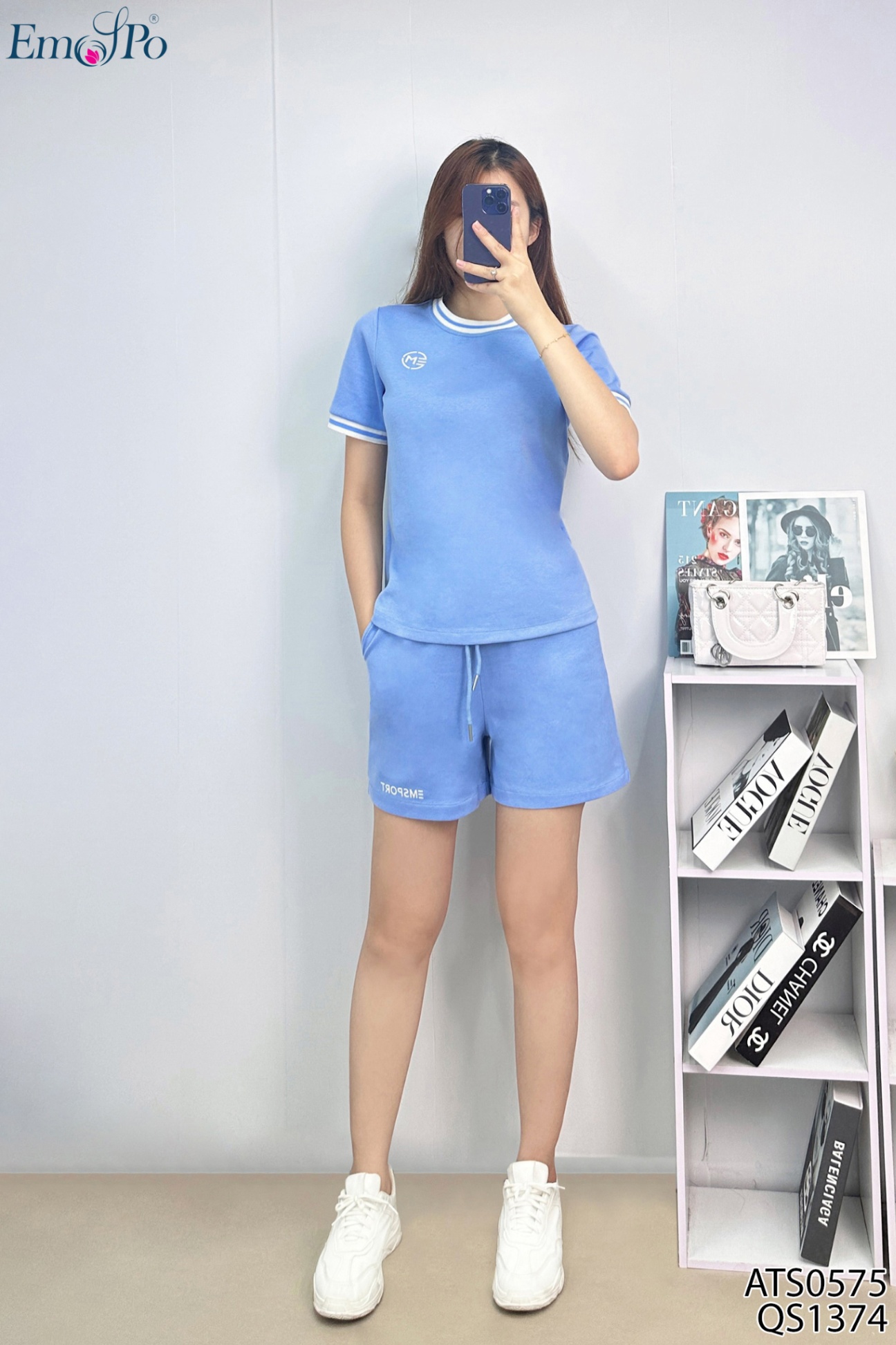 Áo thun trơn, cổ và tay viền phối màu, in logo bên ngực, đi bộ QS1374