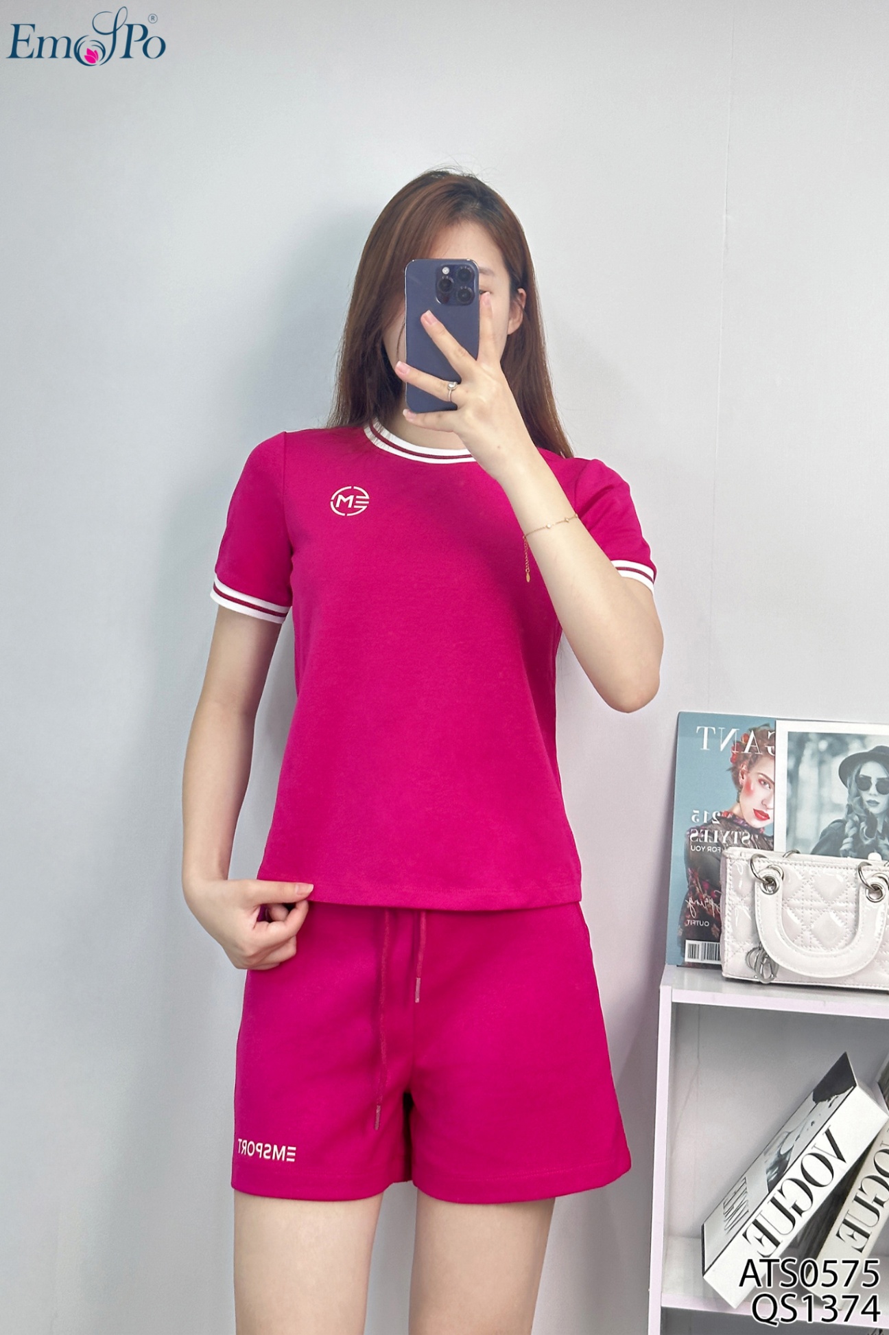 Áo thun trơn, cổ và tay viền phối màu, in logo bên ngực, đi bộ QS1374