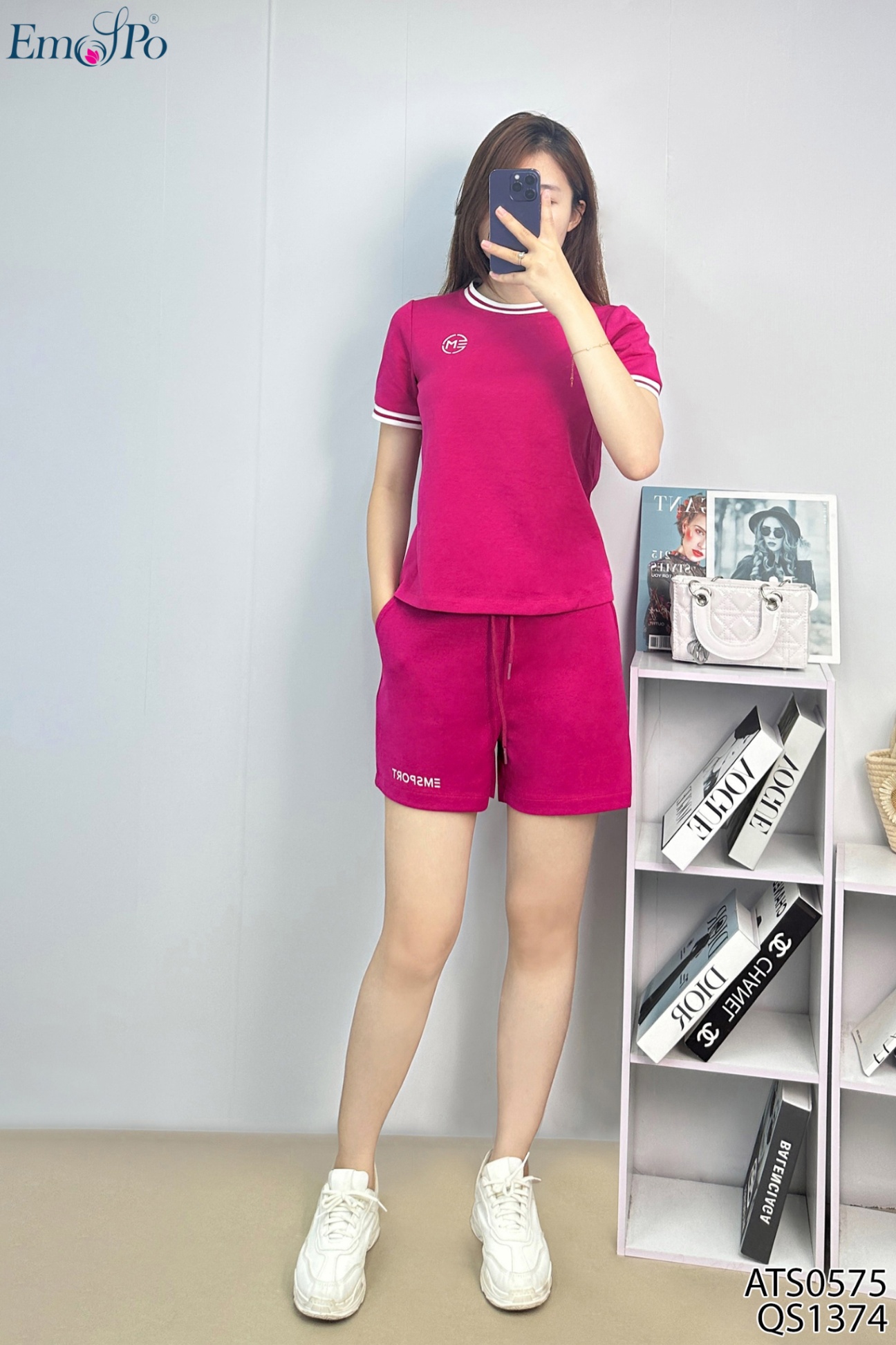 Áo thun trơn, cổ và tay viền phối màu, in logo bên ngực, đi bộ QS1374