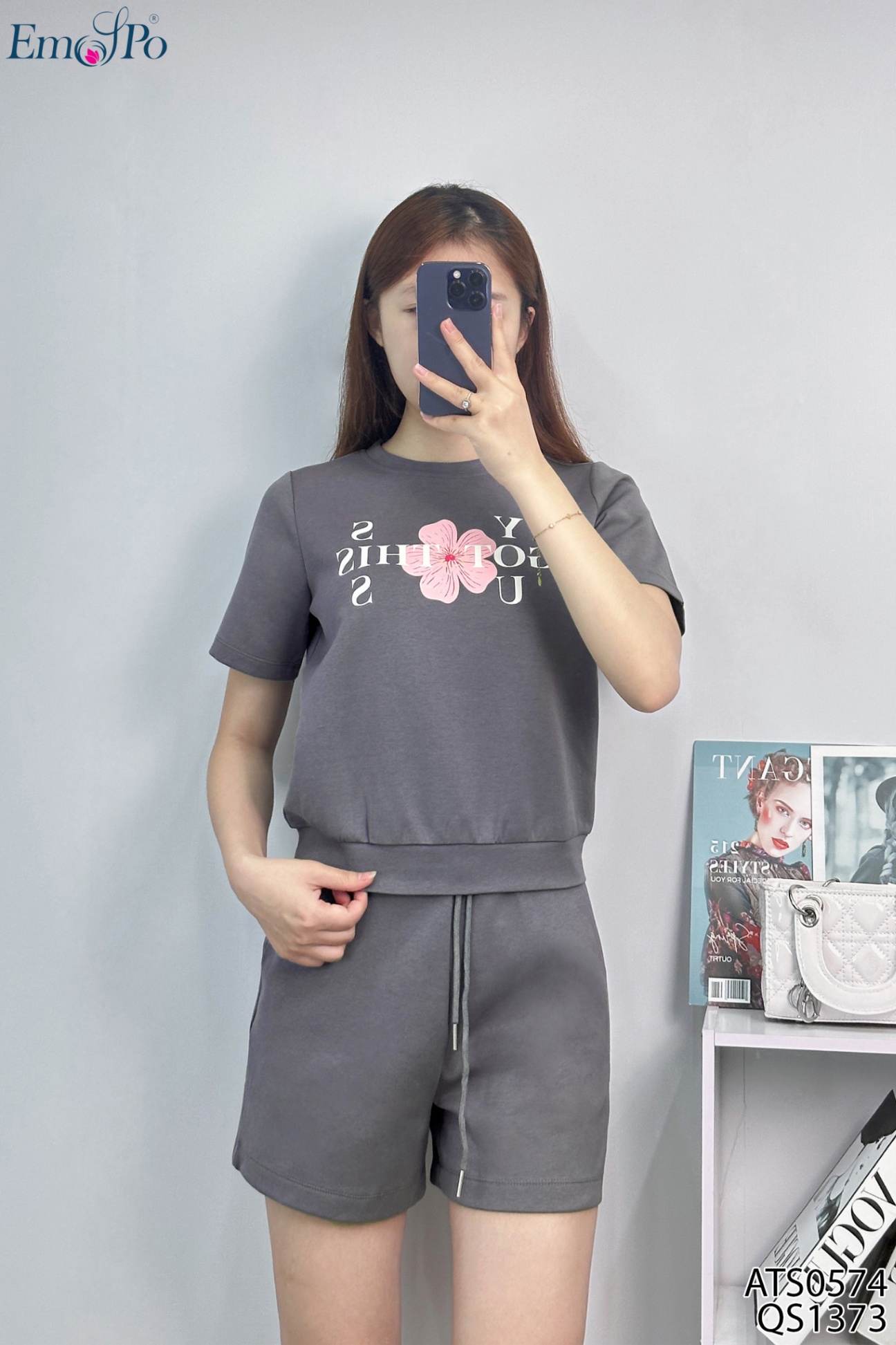 Áo thun cổ tròn, in ngực hoa chữ, bo gấu, đi bộ QS1373
