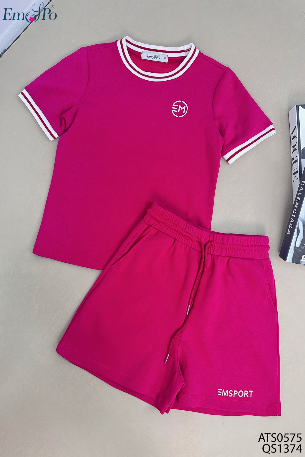 Áo thun trơn, cổ và tay viền phối màu, in logo bên ngực, đi bộ QS1374