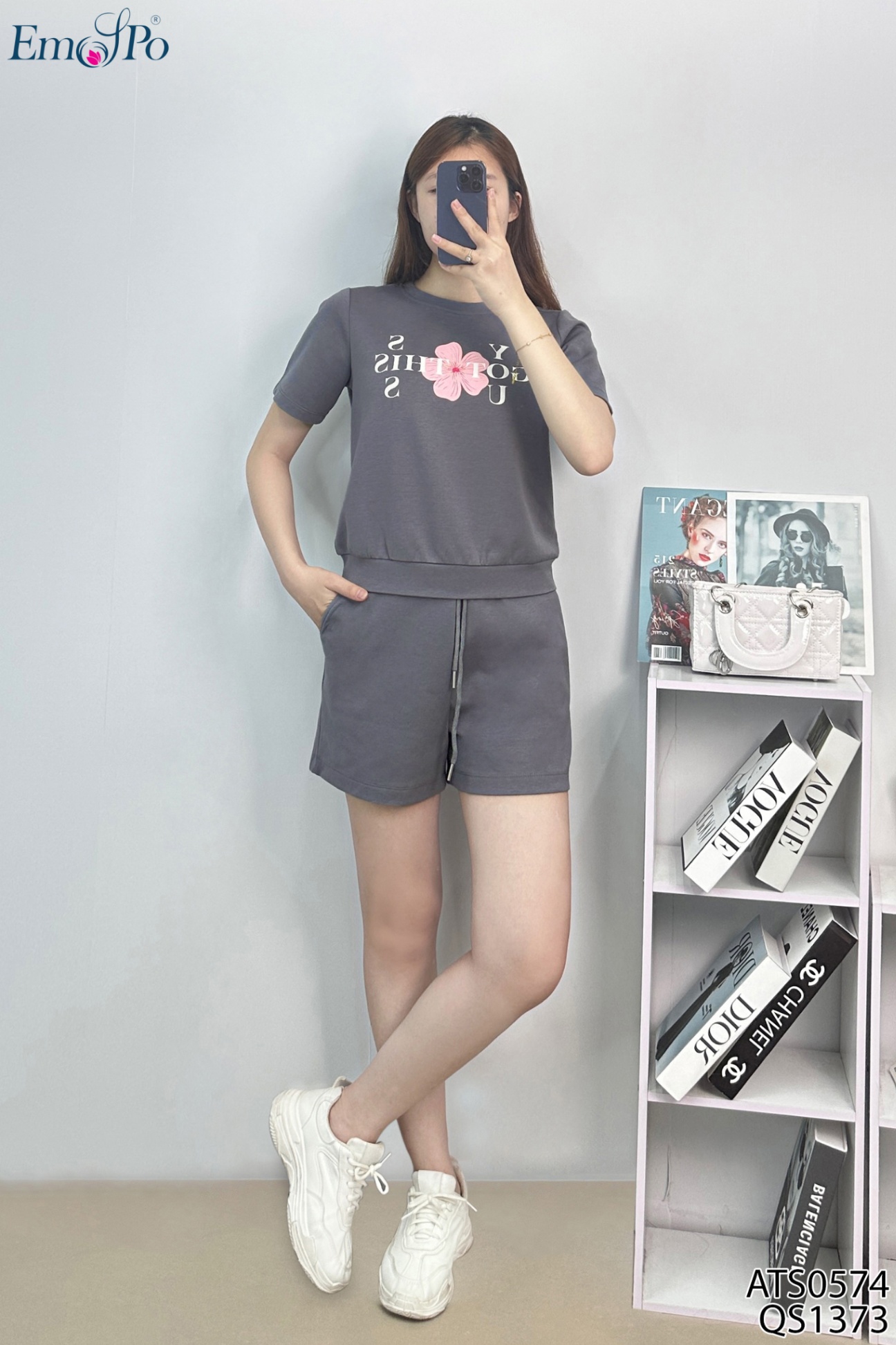 Áo thun cổ tròn, in ngực hoa chữ, bo gấu, đi bộ QS1373