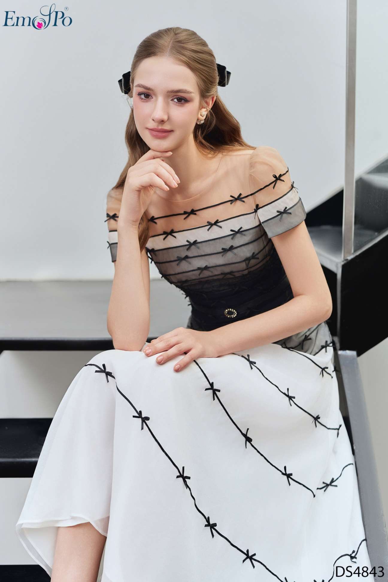 Đầm xòe phối lưới, đinh nhiều nơ, đai rời