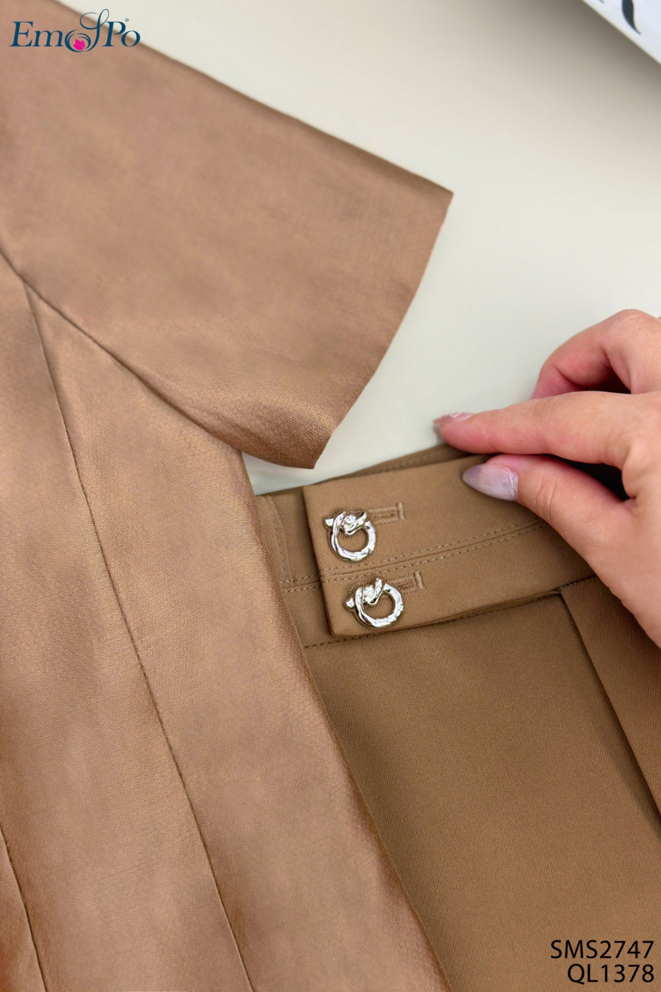 Áo sơ mi dáng lửng, cổ bèo nơ phối màu, cài ngọc rời