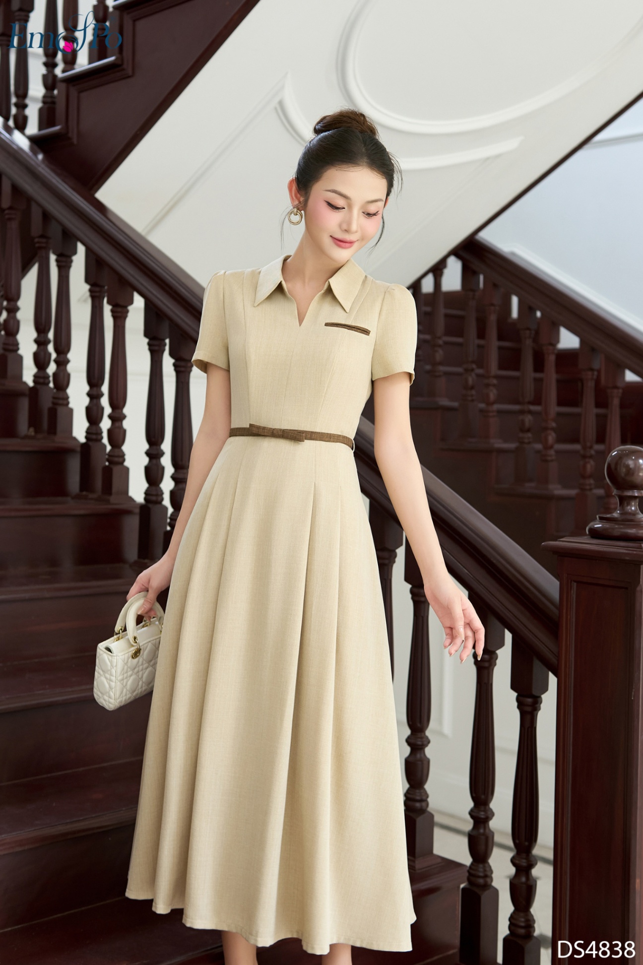 Đầm xòe xếp ly, cổ tim bẻ, túi cơi ngực, đai rời