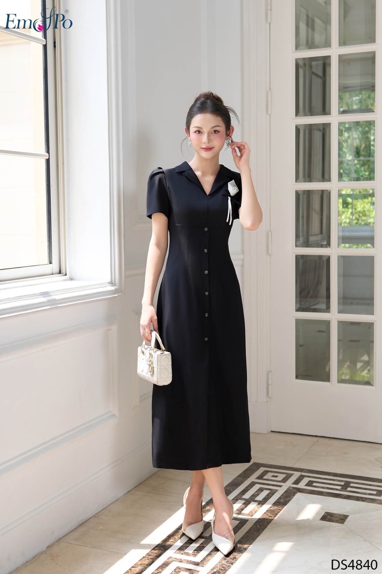 Đầm suông, cổ bẻ ve, đính hàng cúc, hoa cài rời