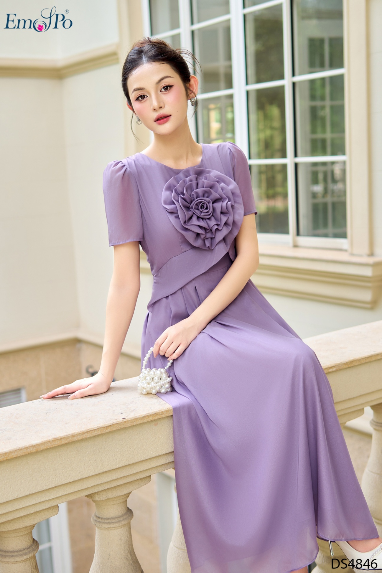 Đầm tơ trơn xòe, cổ tròn, hoa bản to đính ngực