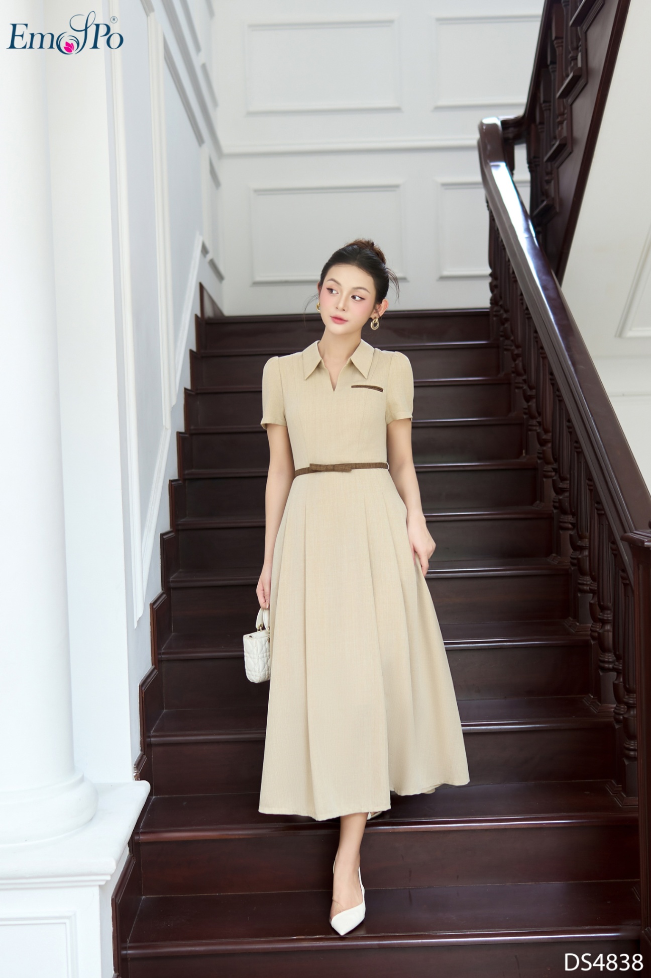 Đầm xòe xếp ly, cổ tim bẻ, túi cơi ngực, đai rời