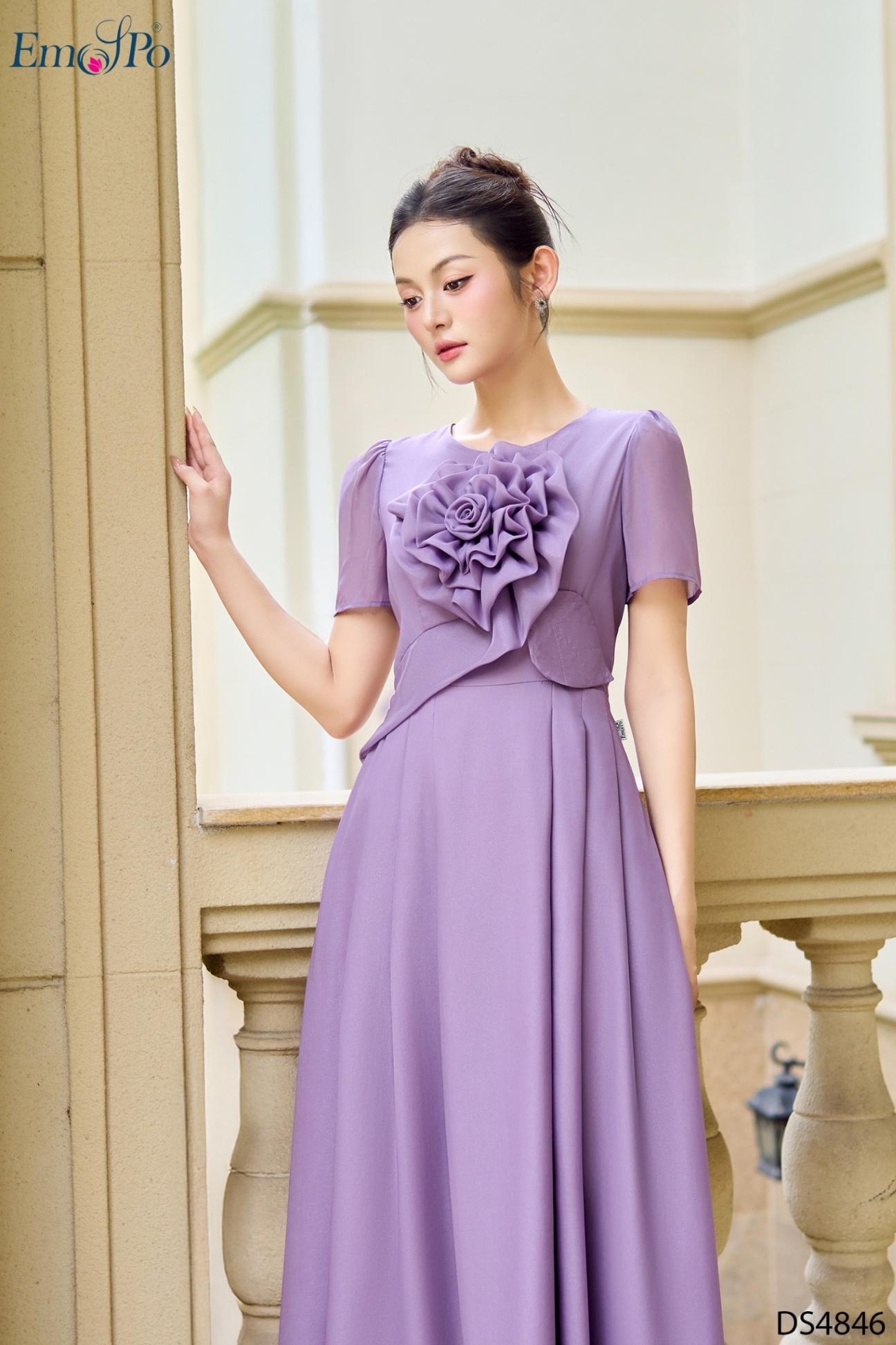 Đầm tơ trơn xòe, cổ tròn, hoa bản to đính ngực