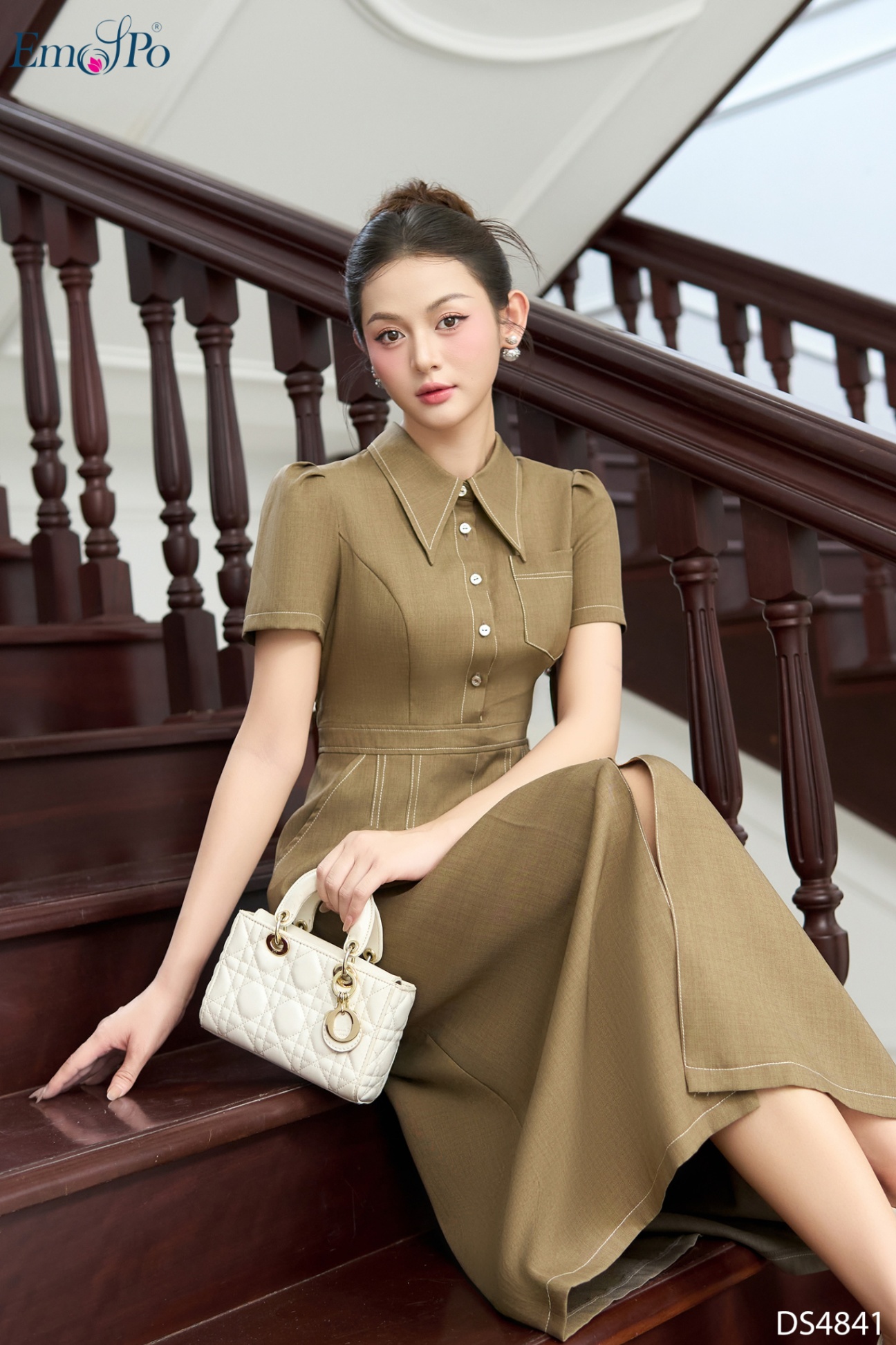 Đầm A xẻ trước, cổ bẻ cài khuy, diễu viền chỉ trắng, chiết eo cao