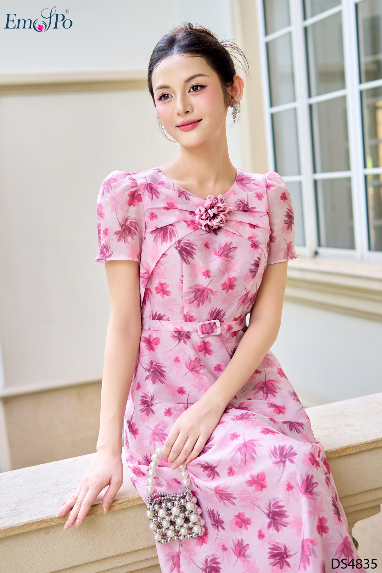 Đầm hoa xòe, cổ tròn xếp ly nơ đính hoa, đai eo rời