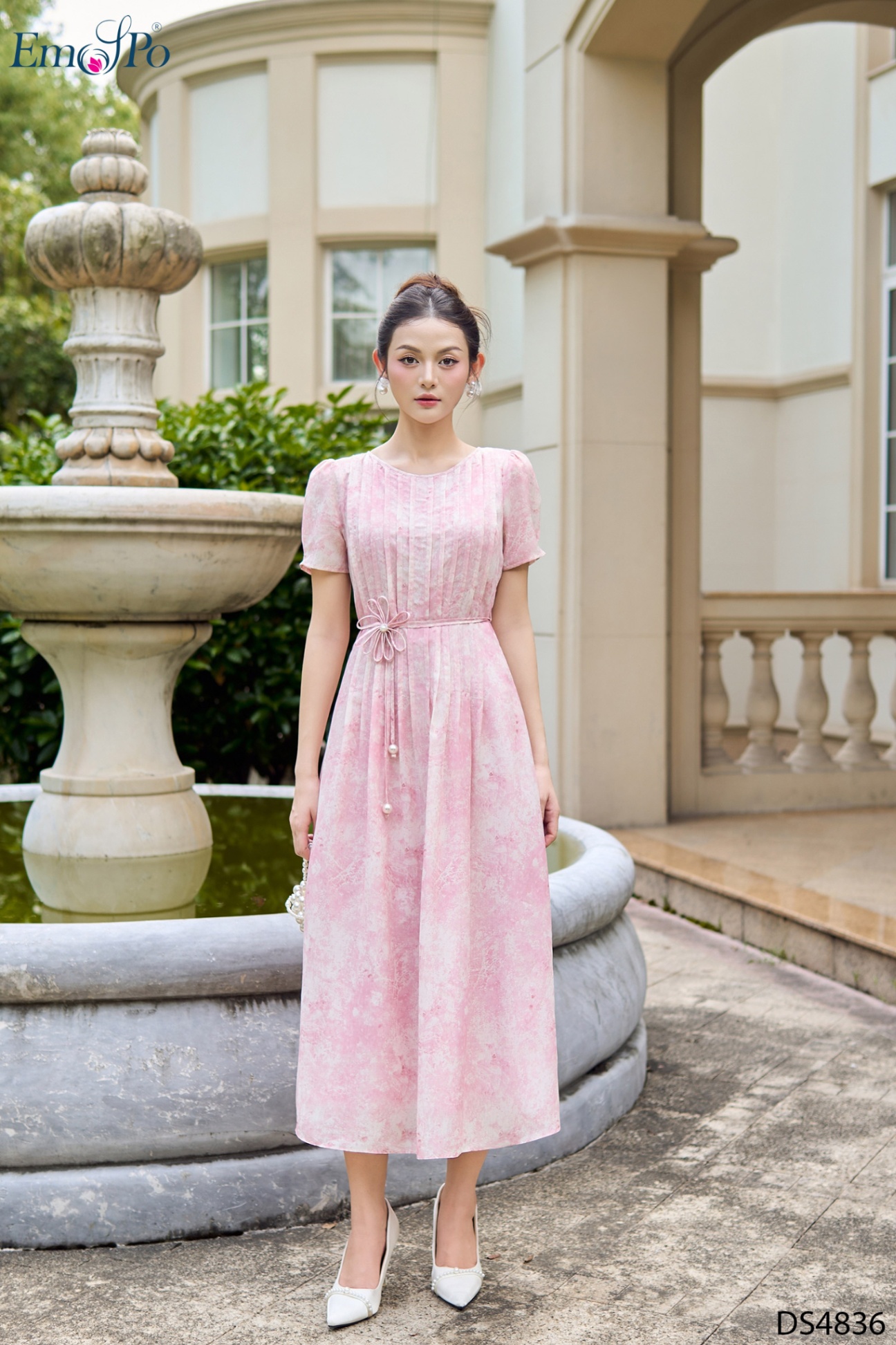 Đầm xòe cổ tròn, xếp ly thân, đai eo hoa ngọc trai rời