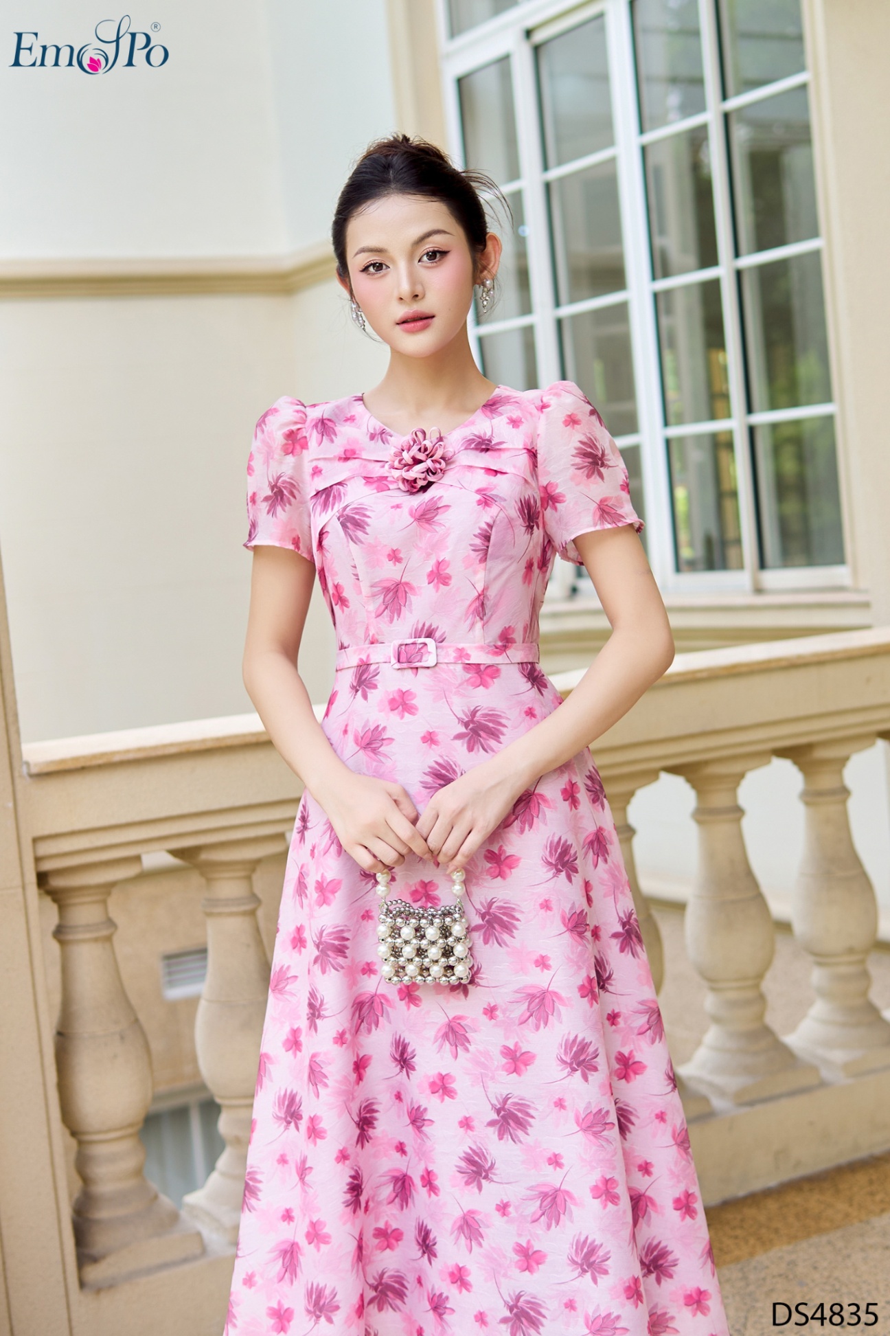 Đầm hoa xòe, cổ tròn xếp ly nơ đính hoa, đai eo rời