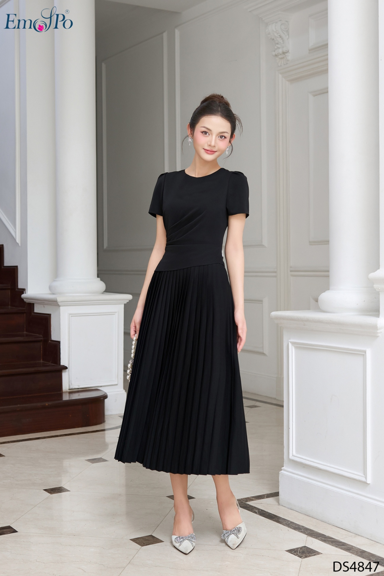 Đầm xòe cổ tròn dáng peplum, xếp ly