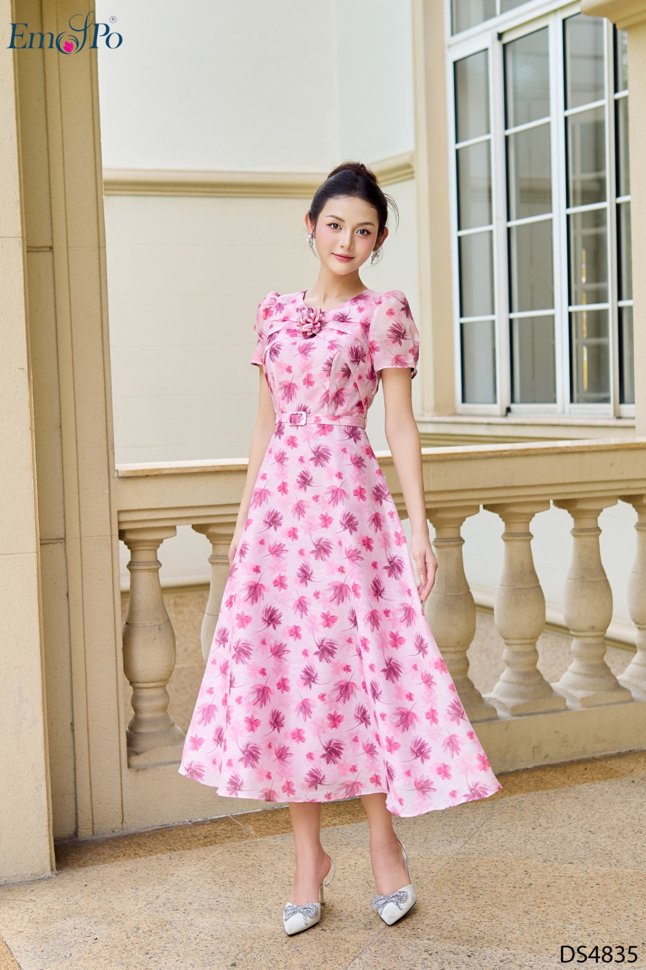 Đầm hoa xòe, cổ tròn xếp ly nơ đính hoa, đai eo rời