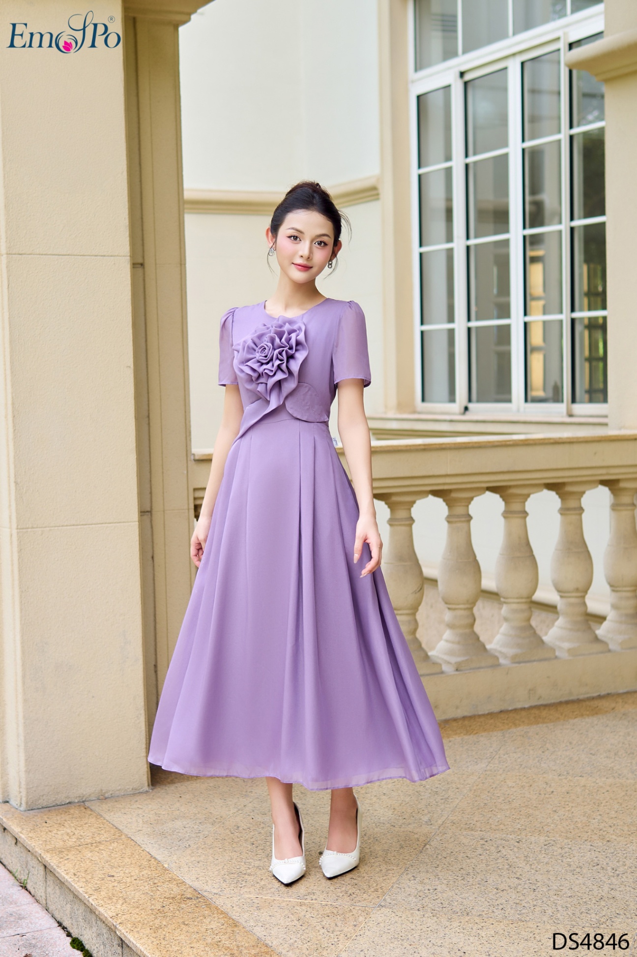 Đầm tơ trơn xòe, cổ tròn, hoa bản to đính ngực