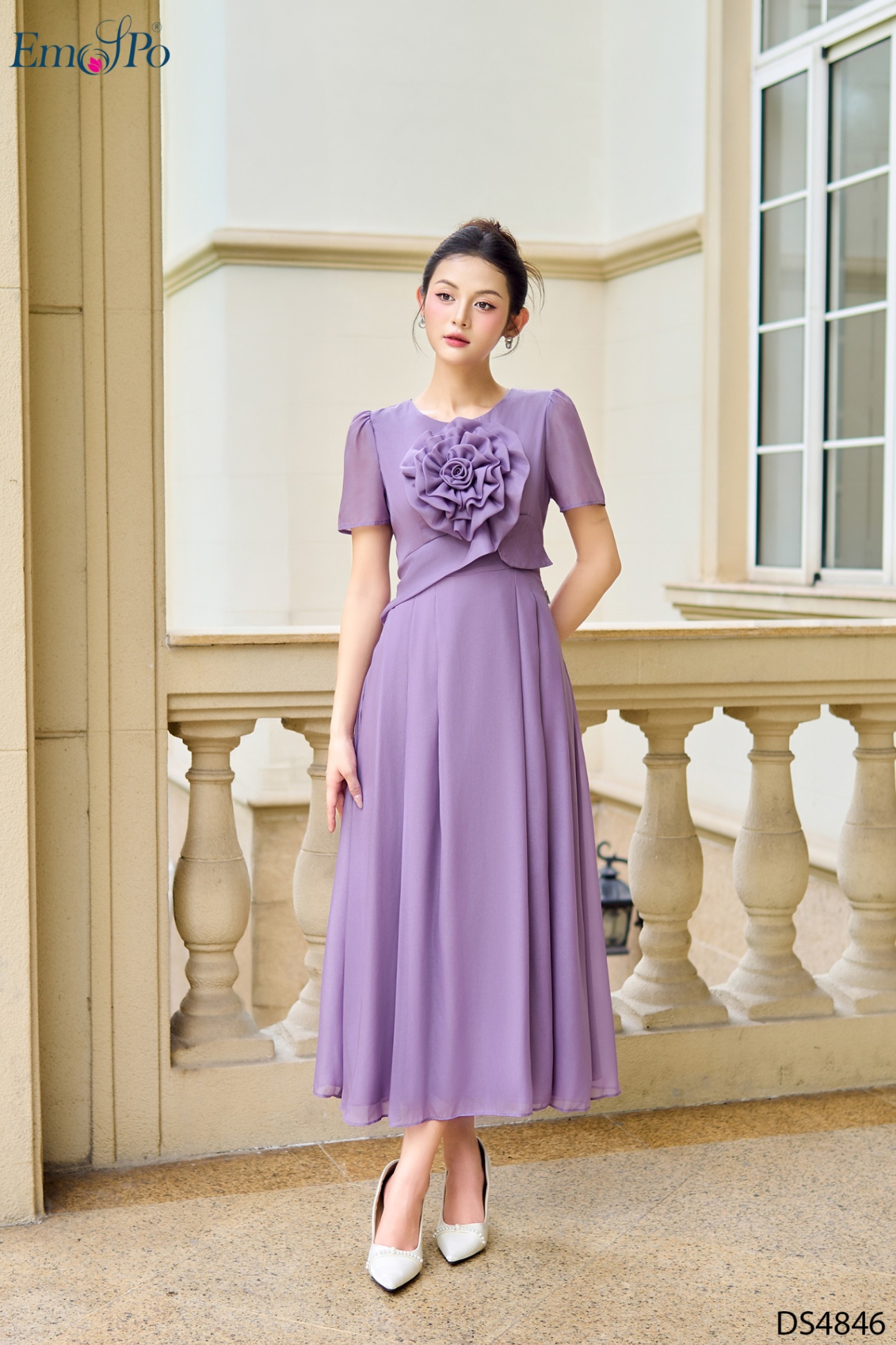 Đầm tơ trơn xòe, cổ tròn, hoa bản to đính ngực