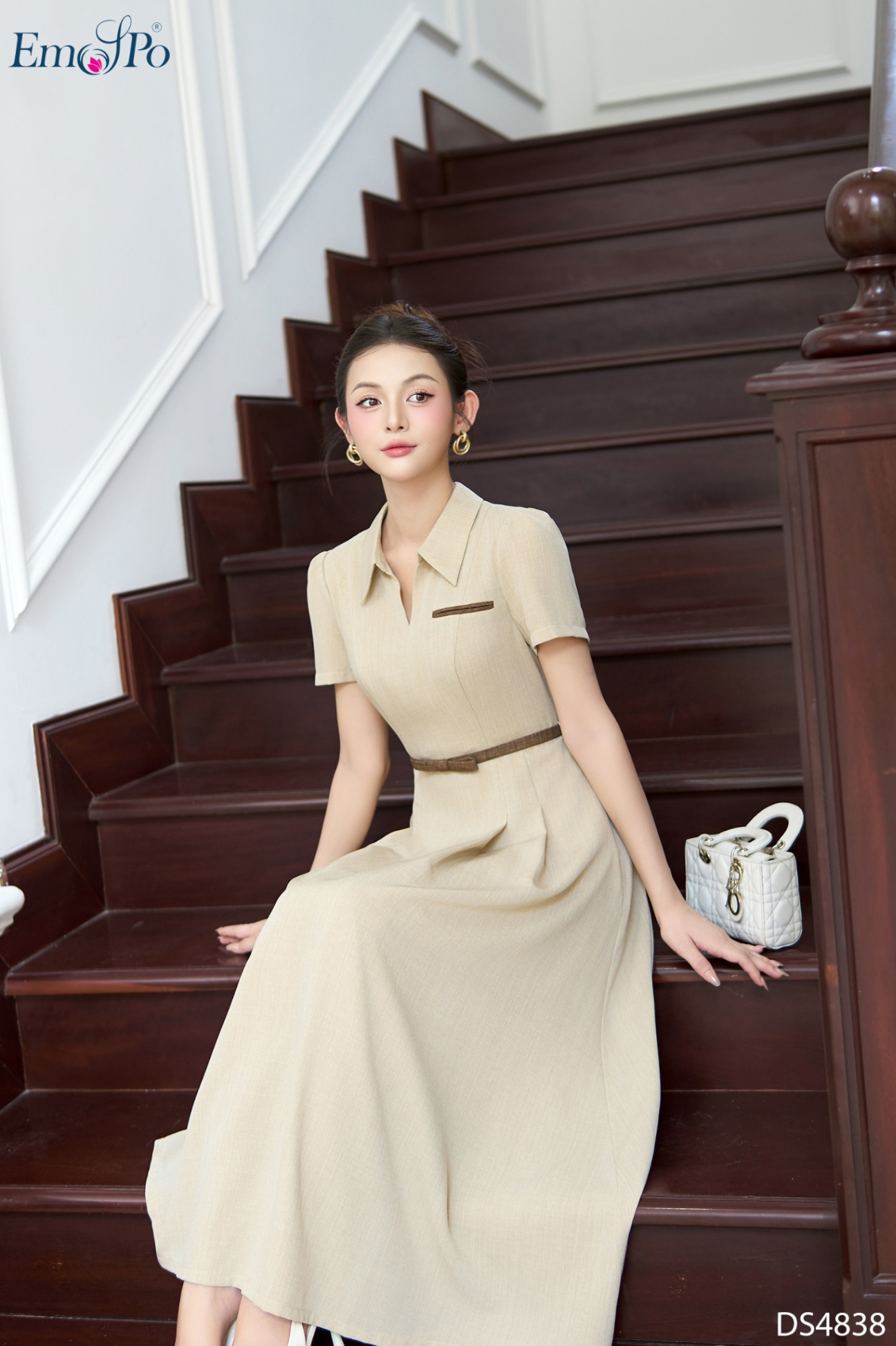 Đầm xòe xếp ly, cổ tim bẻ, túi cơi ngực, đai rời
