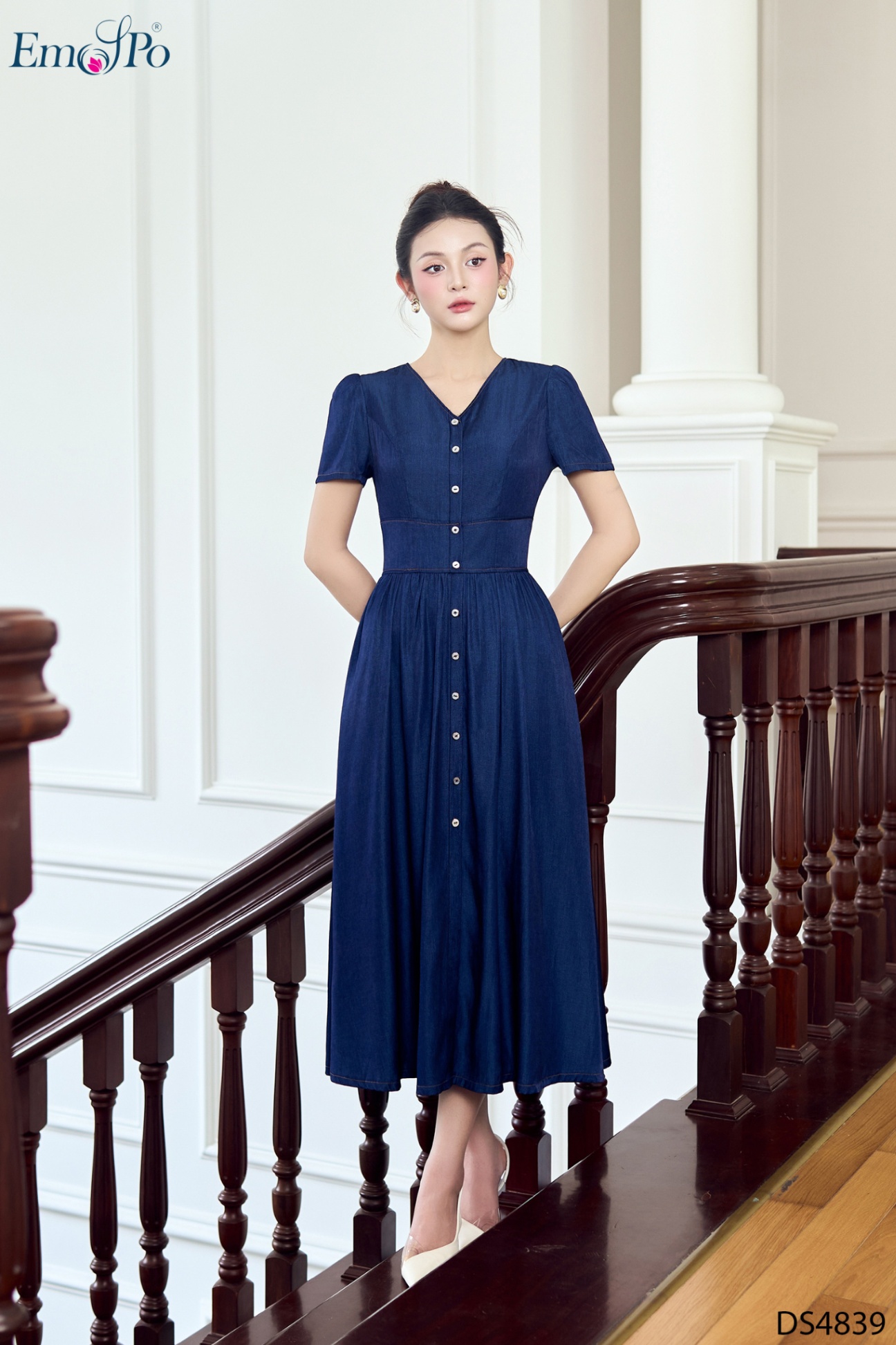 Đầm xòe cổ tim đính hàng cúc, chiết eo cao