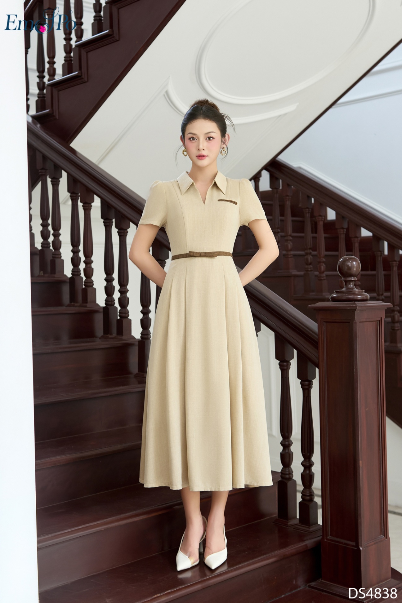 Đầm xòe xếp ly, cổ tim bẻ, túi cơi ngực, đai rời