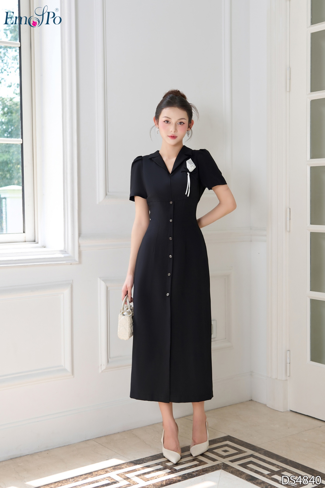 Đầm suông, cổ bẻ ve, đính hàng cúc, hoa cài rời