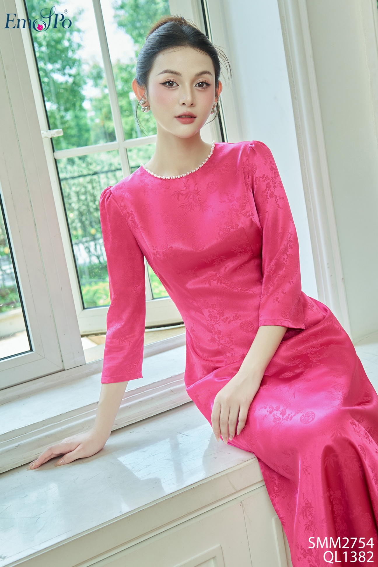 Áo dài gấm trơn, cổ tròn, đính ngọc trai, đi bộ QL1382