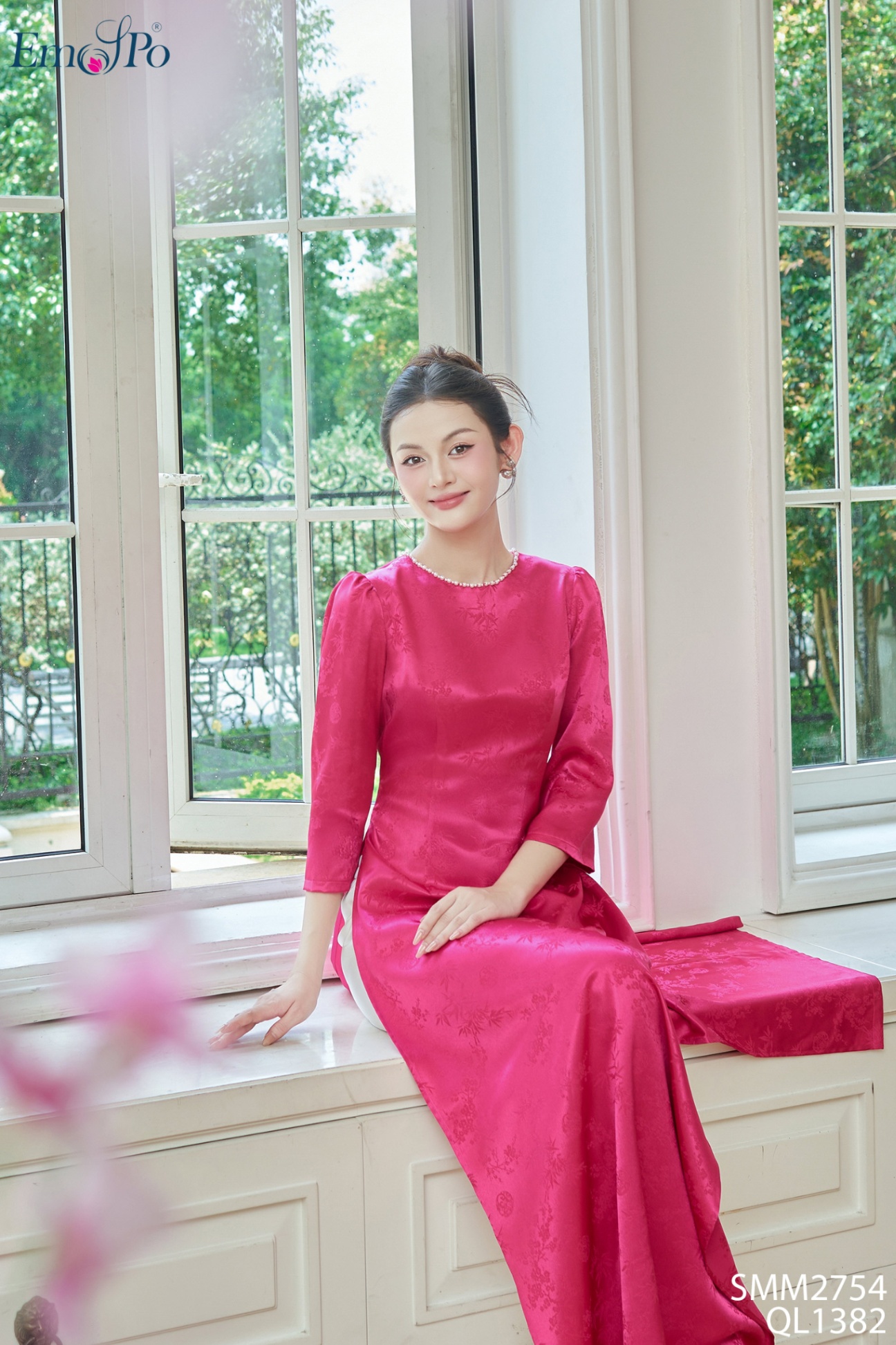 Áo dài gấm trơn, cổ tròn, đính ngọc trai, đi bộ QL1382