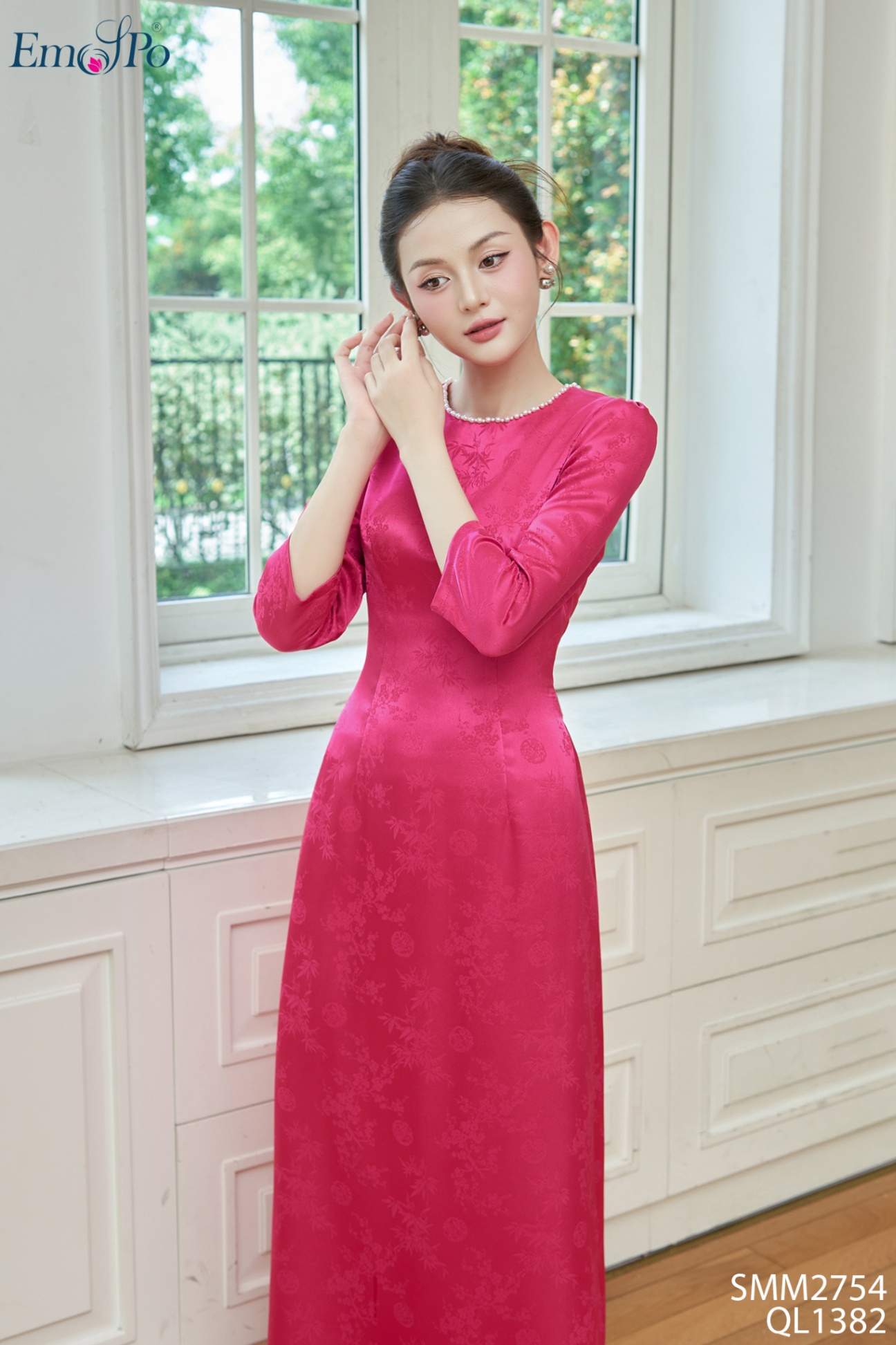 Áo dài gấm trơn, cổ tròn, đính ngọc trai, đi bộ QL1382