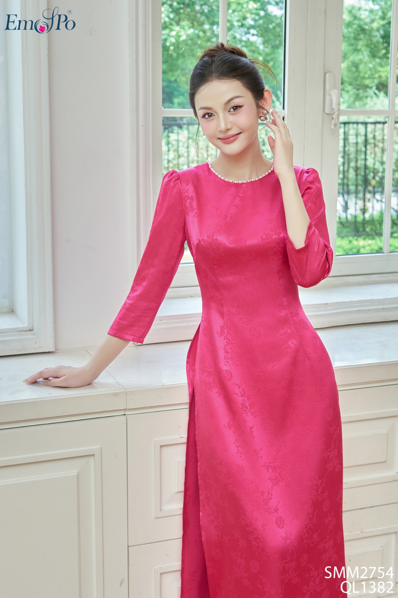 Áo dài gấm trơn, cổ tròn, đính ngọc trai, đi bộ QL1382