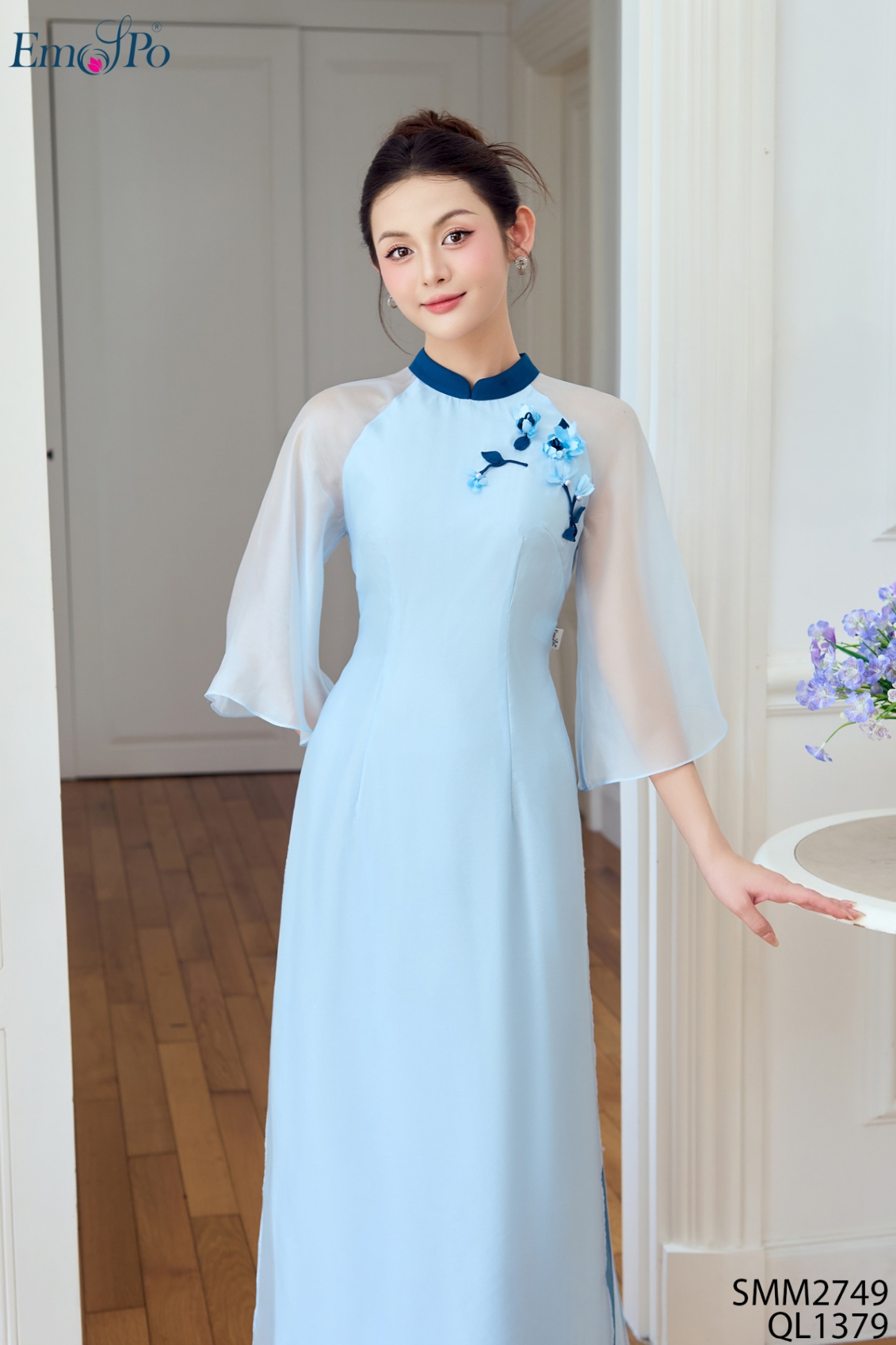Áo dài tơ, cổ 3F phối màu, ngực đính nhành hoa, đi bộ QL1379
