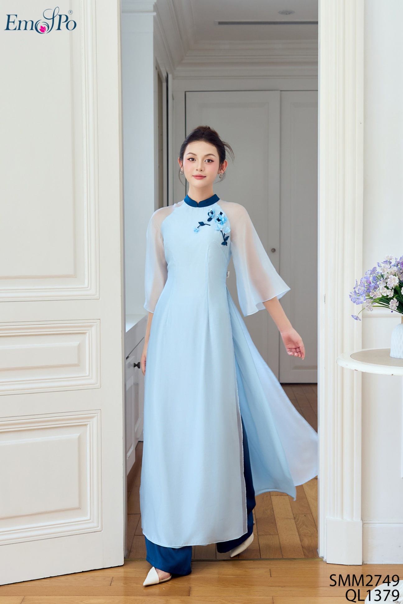 Áo dài tơ, cổ 3F phối màu, ngực đính nhành hoa, đi bộ QL1379