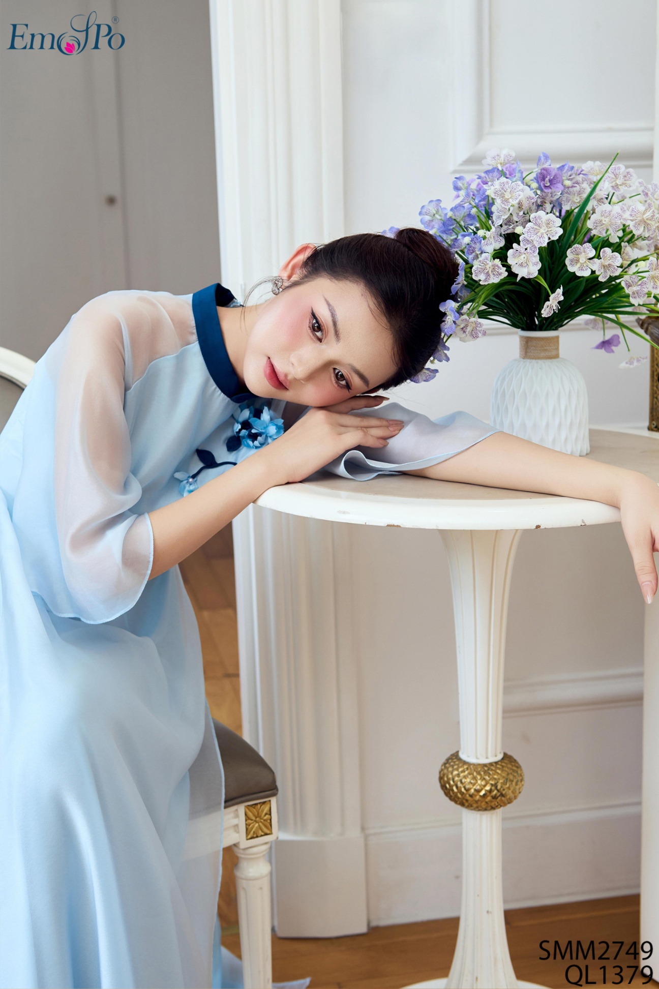 Áo dài tơ, cổ 3F phối màu, ngực đính nhành hoa, đi bộ QL1379