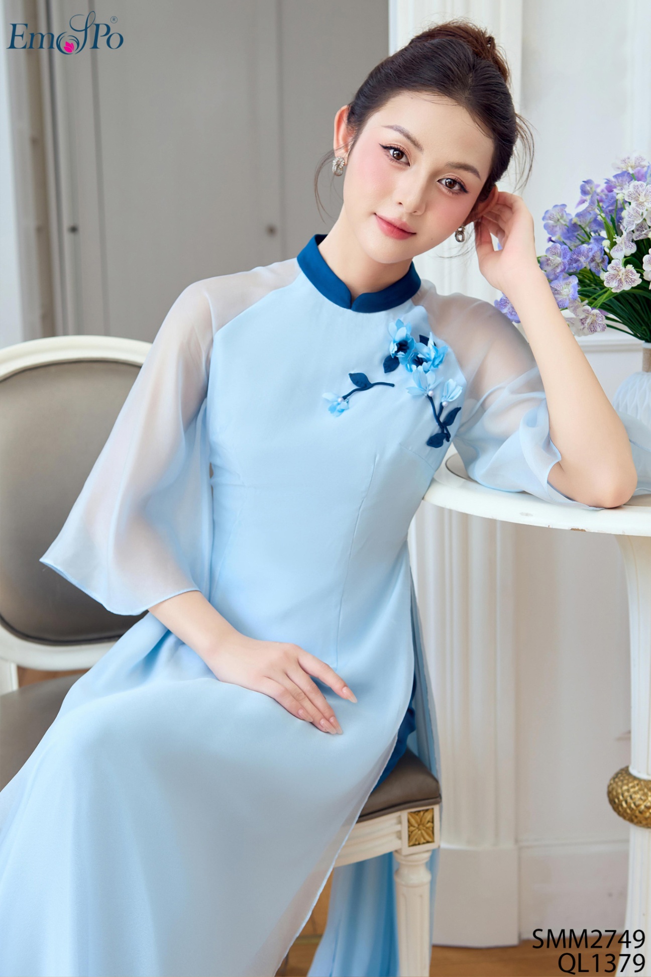 Áo dài tơ, cổ 3F phối màu, ngực đính nhành hoa, đi bộ QL1379