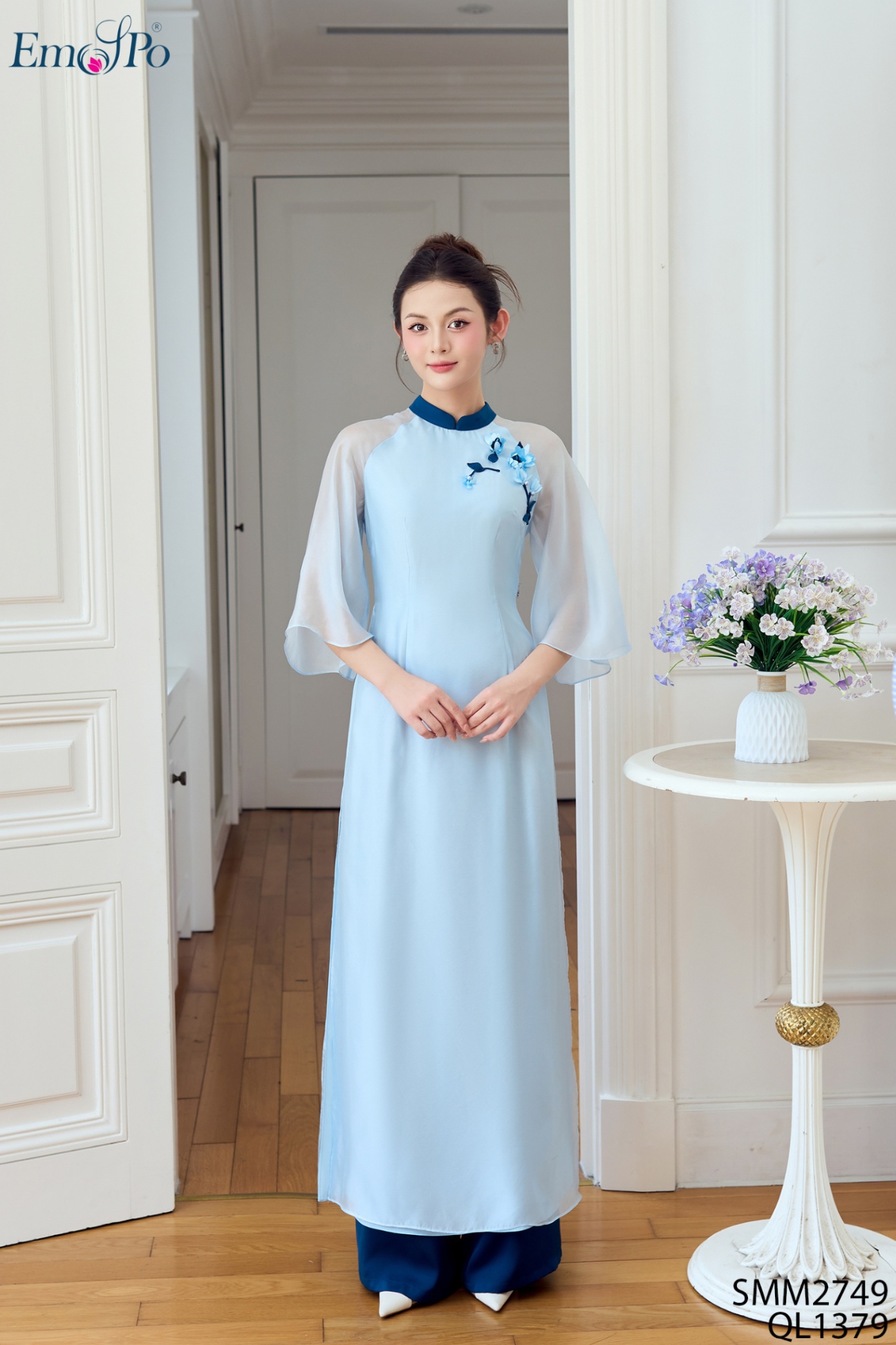 Áo dài tơ, cổ 3F phối màu, ngực đính nhành hoa, đi bộ QL1379