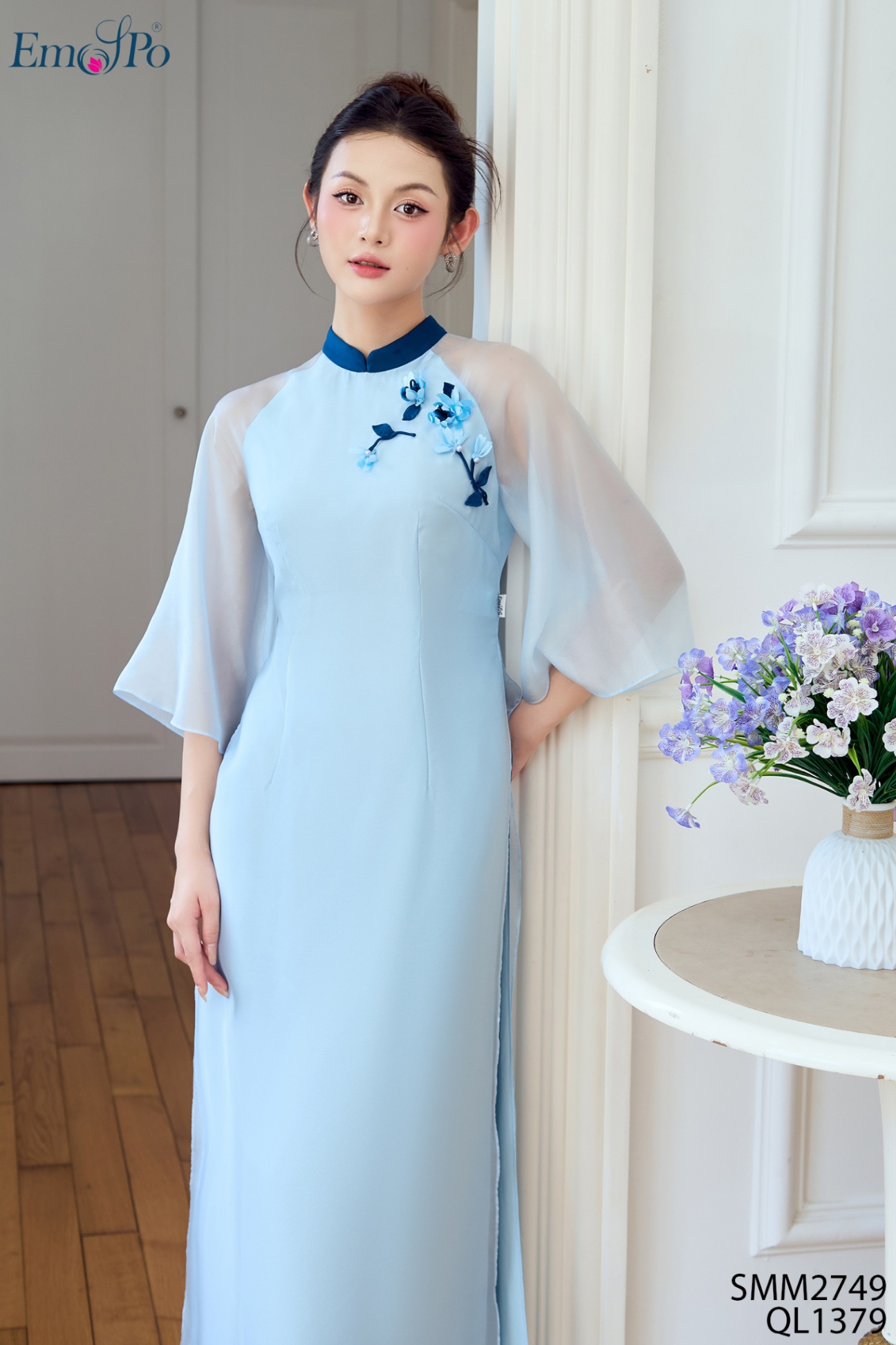 Áo dài tơ, cổ 3F phối màu, ngực đính nhành hoa, đi bộ QL1379