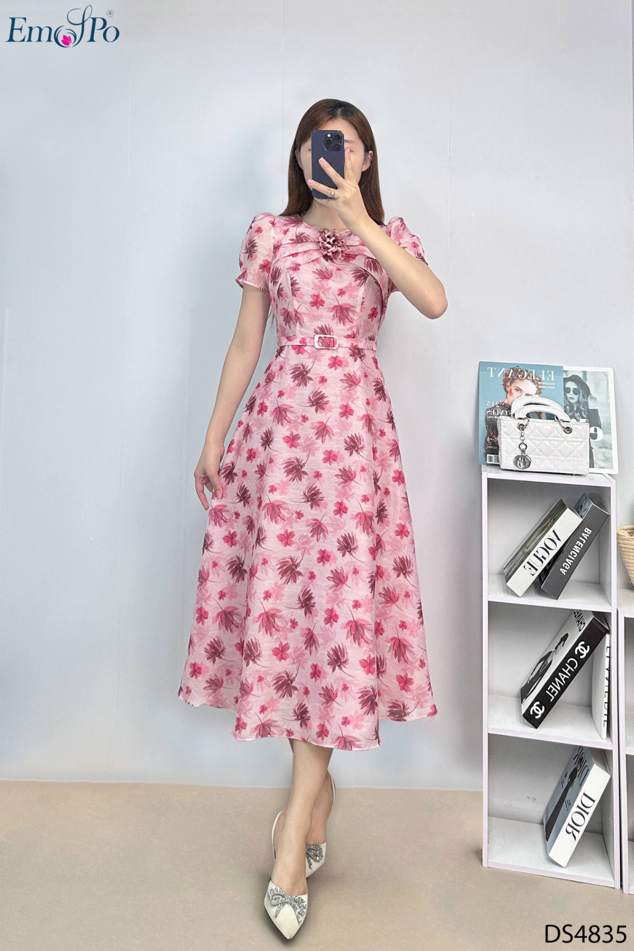 Đầm hoa xòe, cổ tròn xếp ly nơ đính hoa, đai eo rời