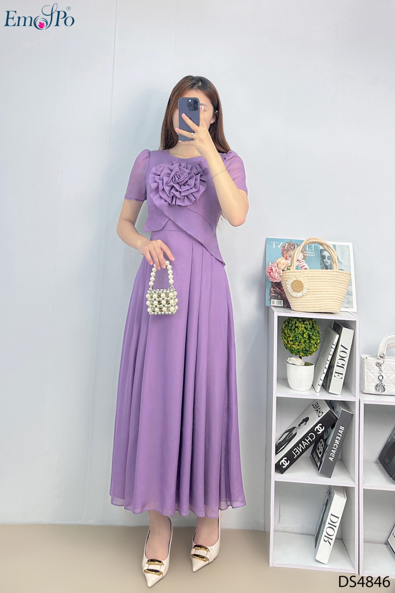 Đầm tơ trơn xòe, cổ tròn, hoa bản to đính ngực
