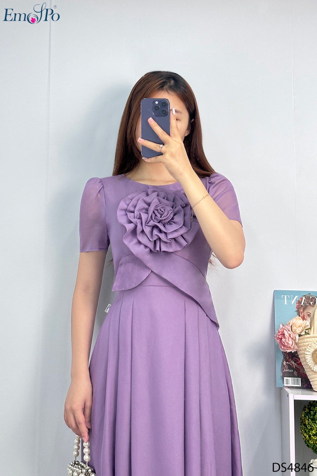 Đầm tơ trơn xòe, cổ tròn, hoa bản to đính ngực