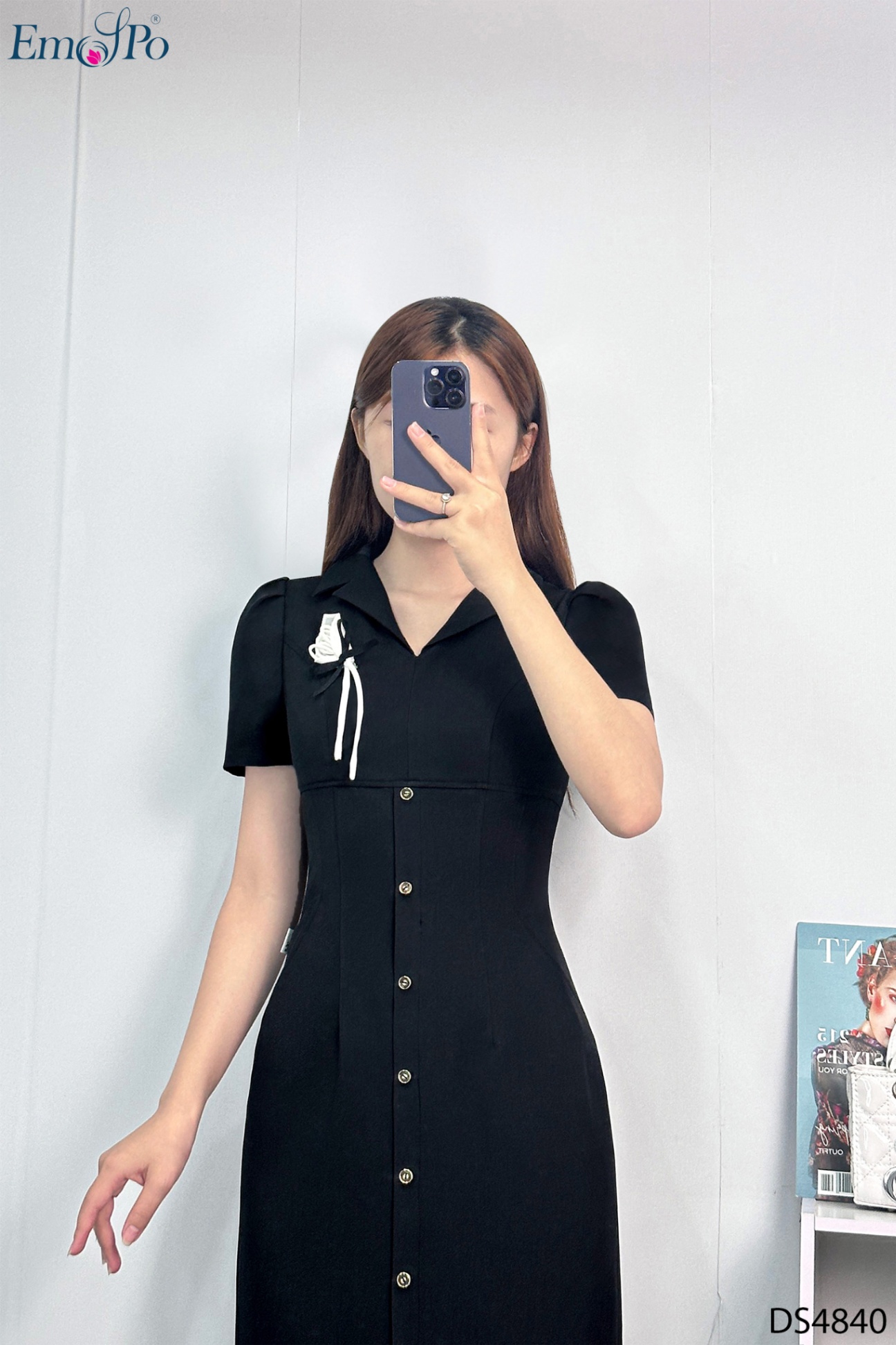 Đầm suông, cổ bẻ ve, đính hàng cúc, hoa cài rời