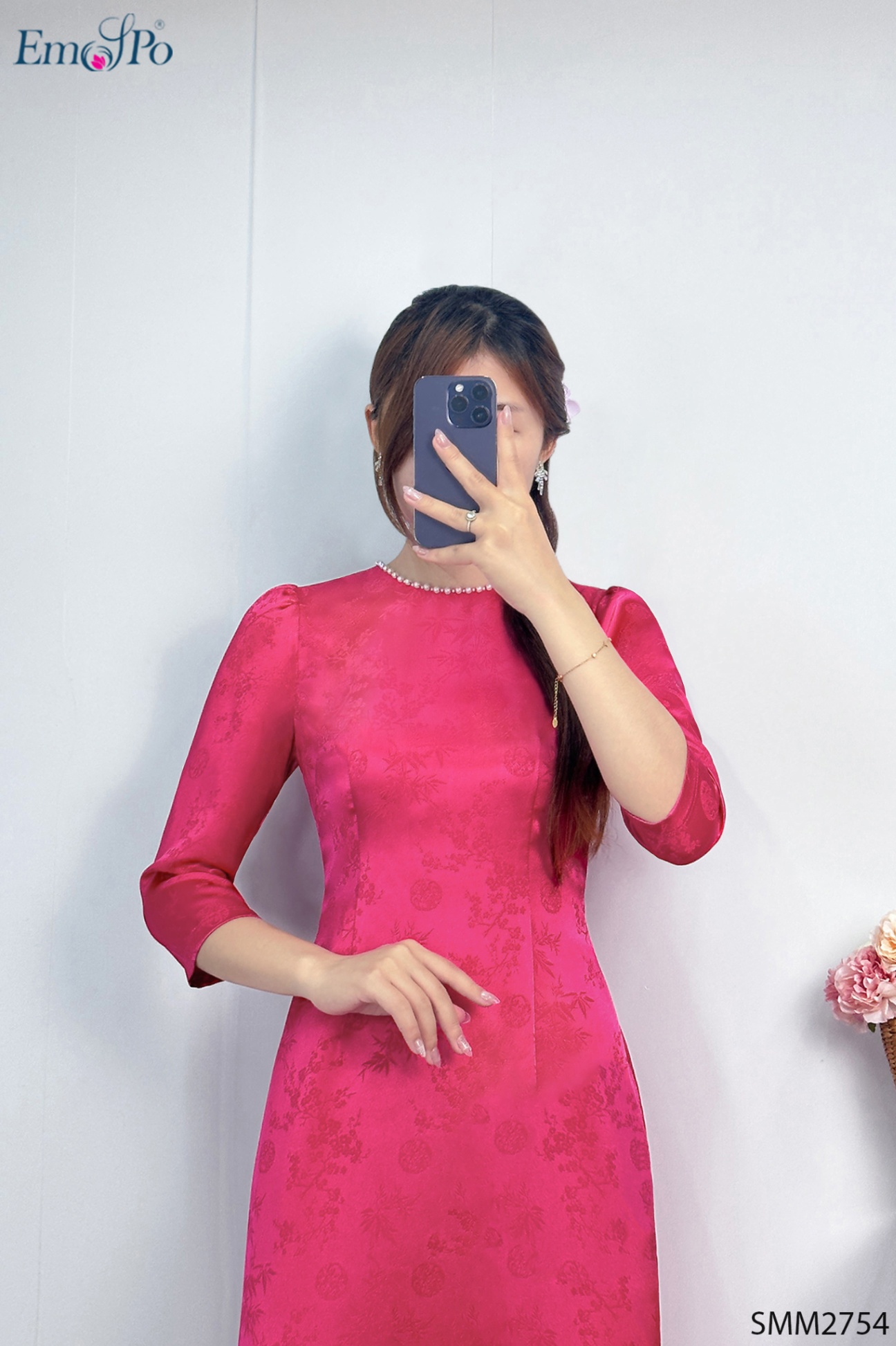 Áo dài gấm trơn, cổ tròn, đính ngọc trai, đi bộ QL1382