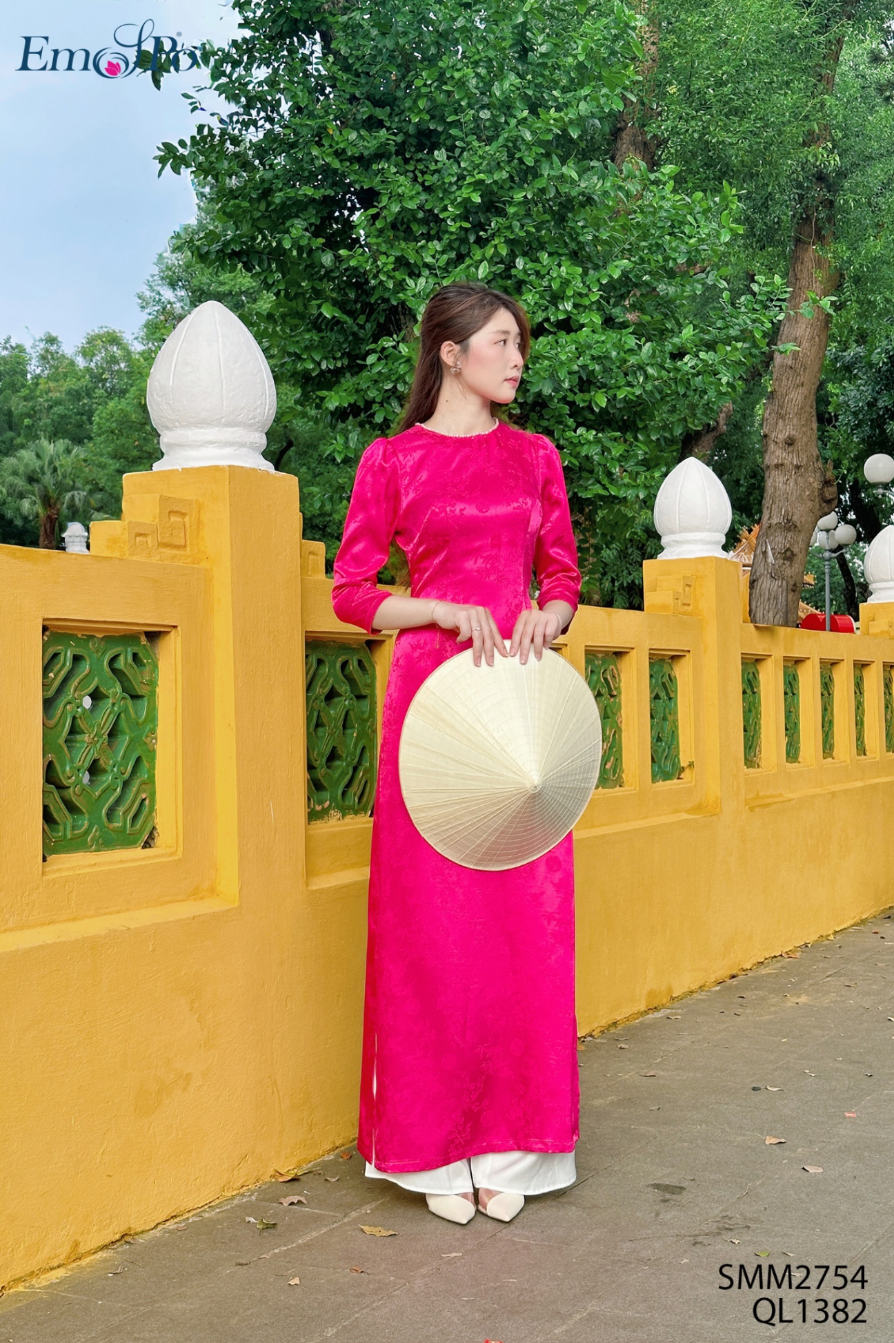 Áo dài gấm trơn, cổ tròn, đính ngọc trai, đi bộ QL1382
