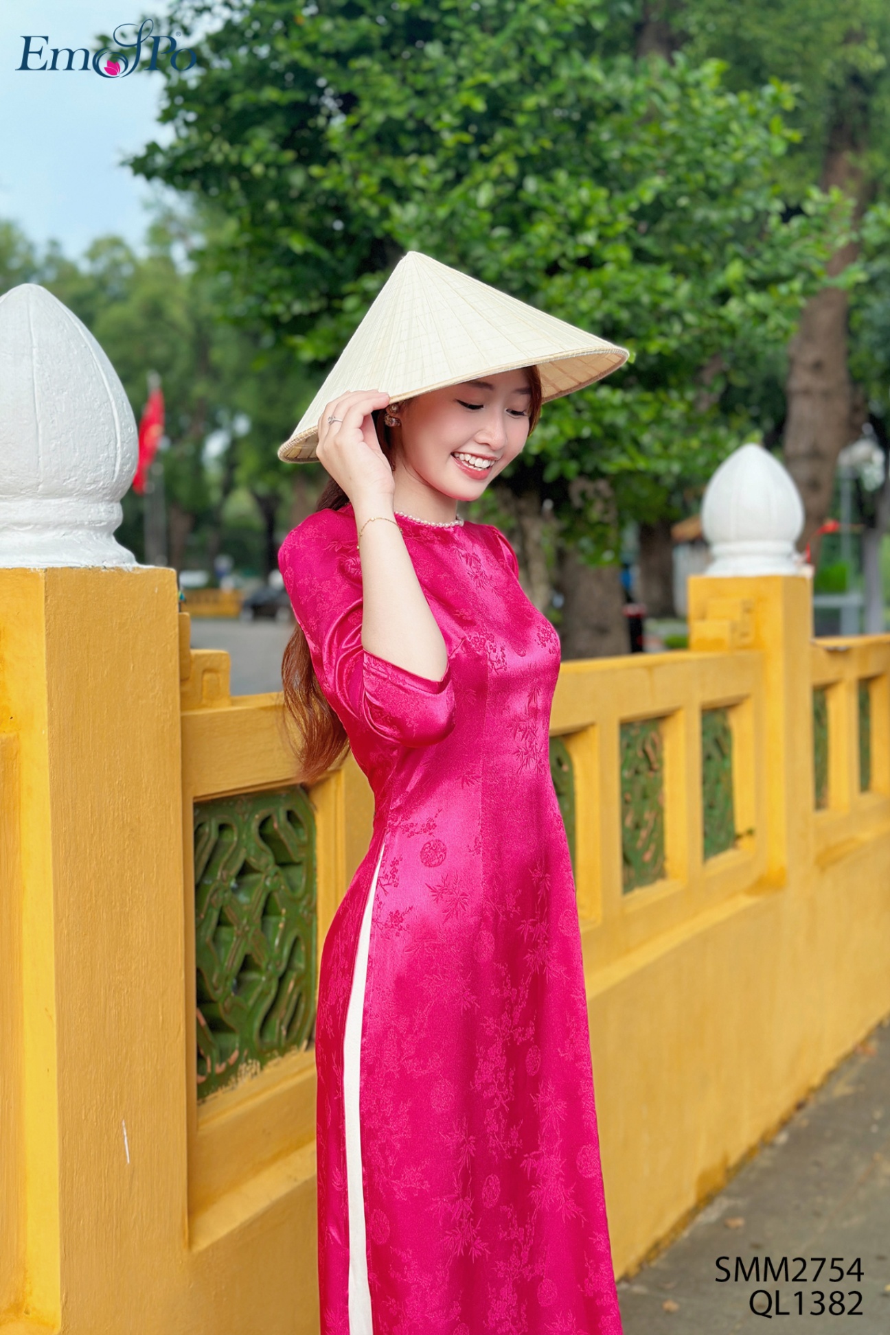 Áo dài gấm trơn, cổ tròn, đính ngọc trai, đi bộ QL1382