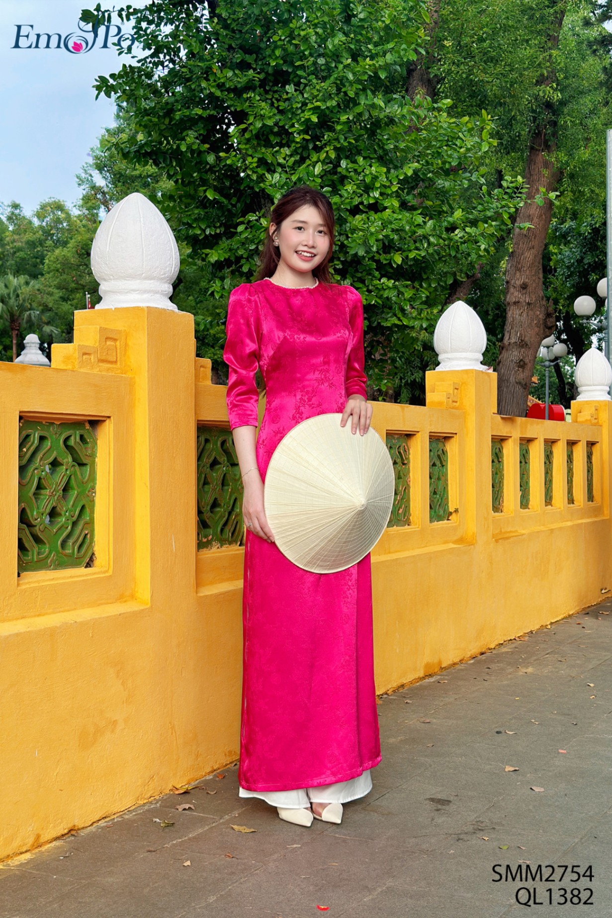 Áo dài gấm trơn, cổ tròn, đính ngọc trai, đi bộ QL1382
