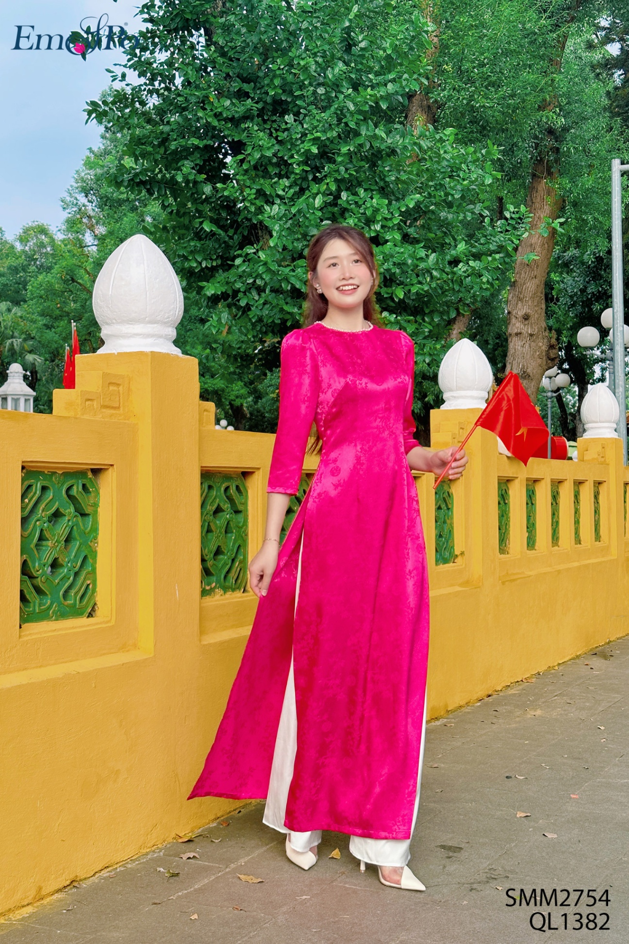 Áo dài gấm trơn, cổ tròn, đính ngọc trai, đi bộ QL1382