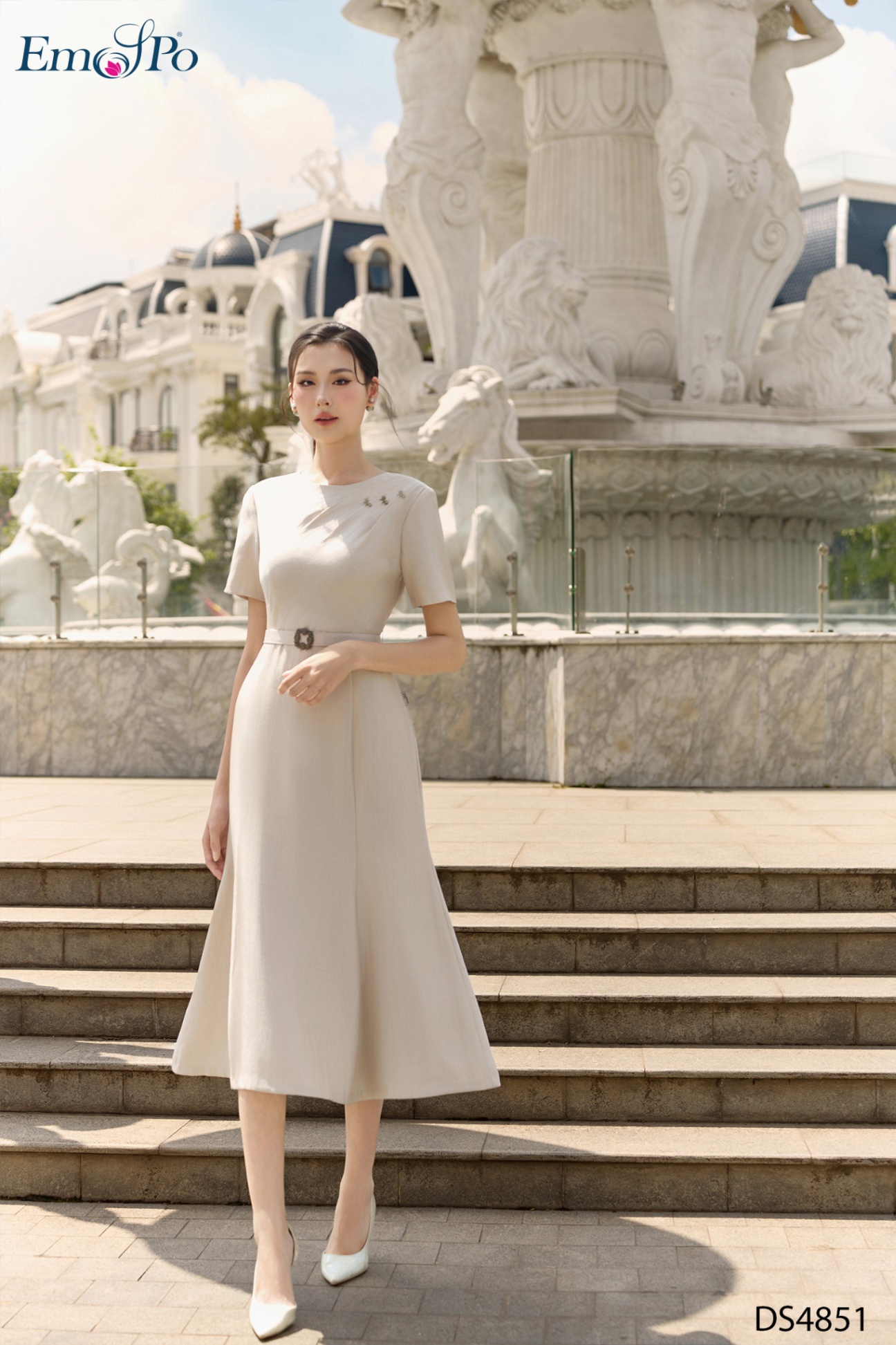 Đầm xòe, cổ tròn nhún ly đính nơ, chiết eo đai rời