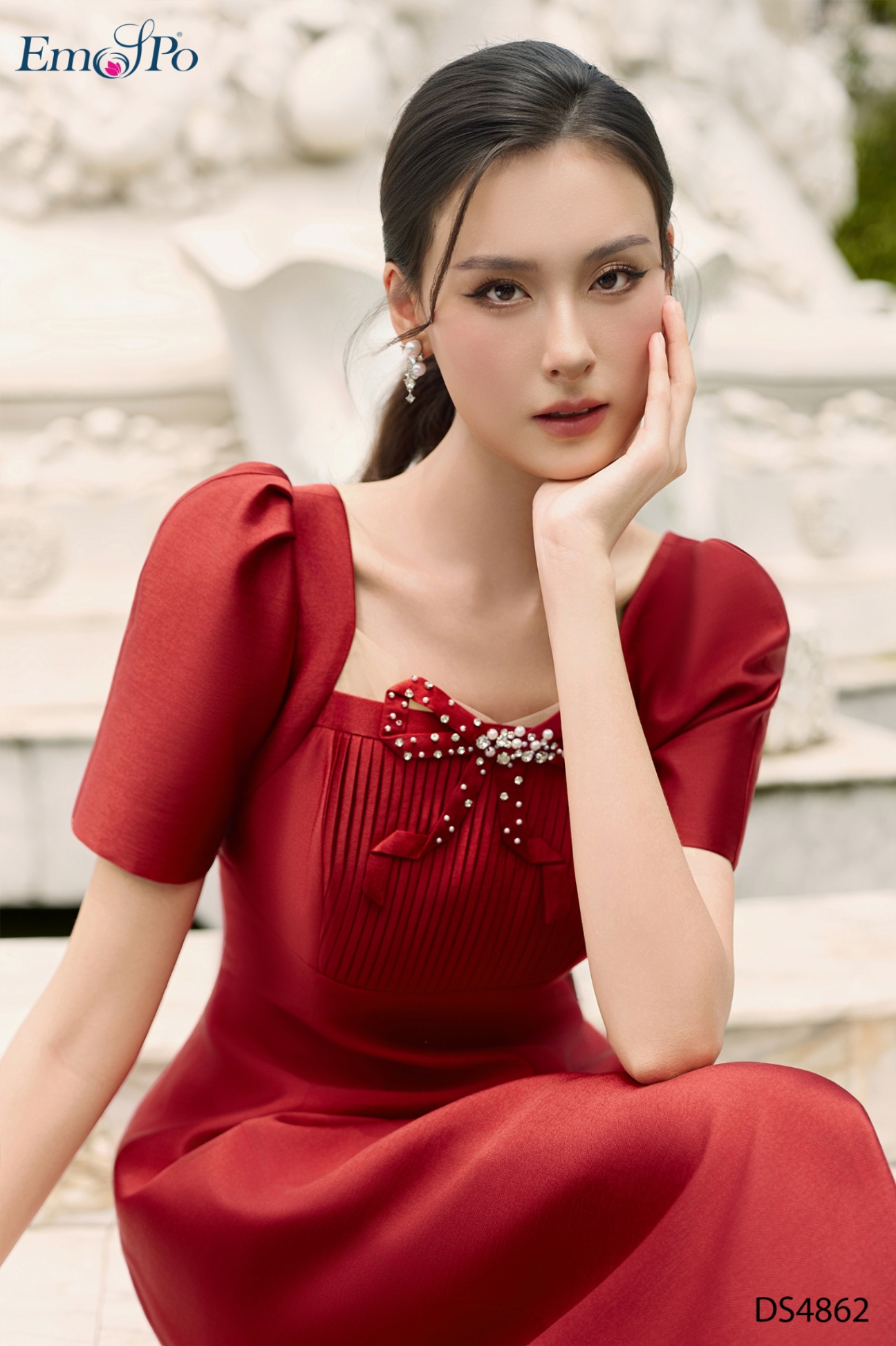 Đầm xòe, tay bồng, cổ vuông xếp ly, đính nơ đá