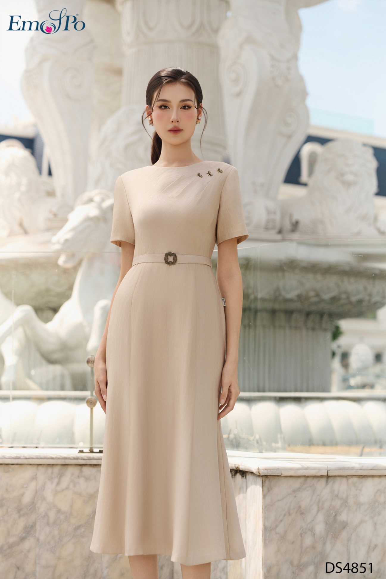 Đầm xòe, cổ tròn nhún ly đính nơ, chiết eo đai rời