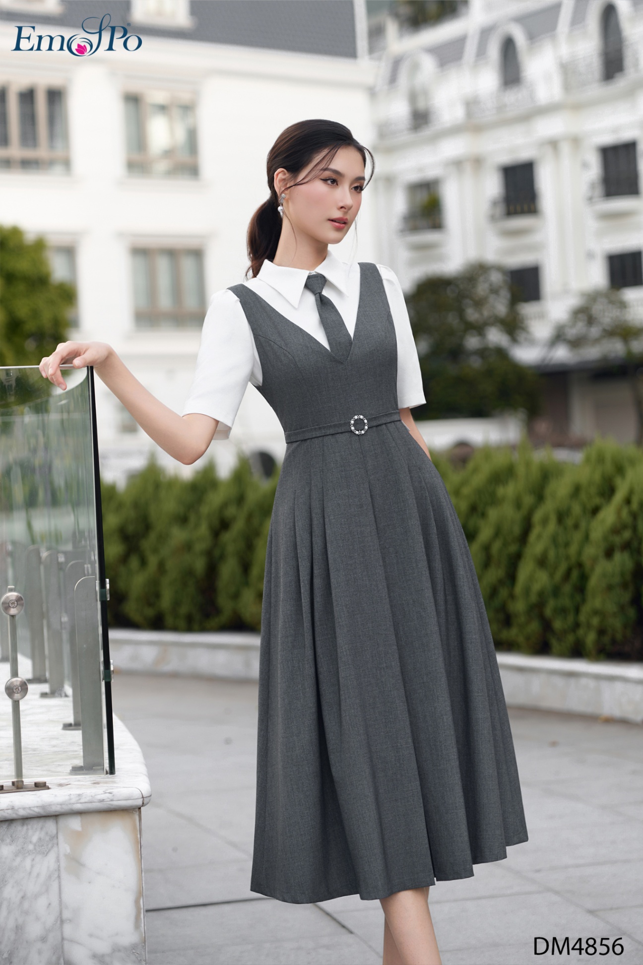 Đầm gile xòe phối sơ mi cổ đức, cà vạt và đai rời